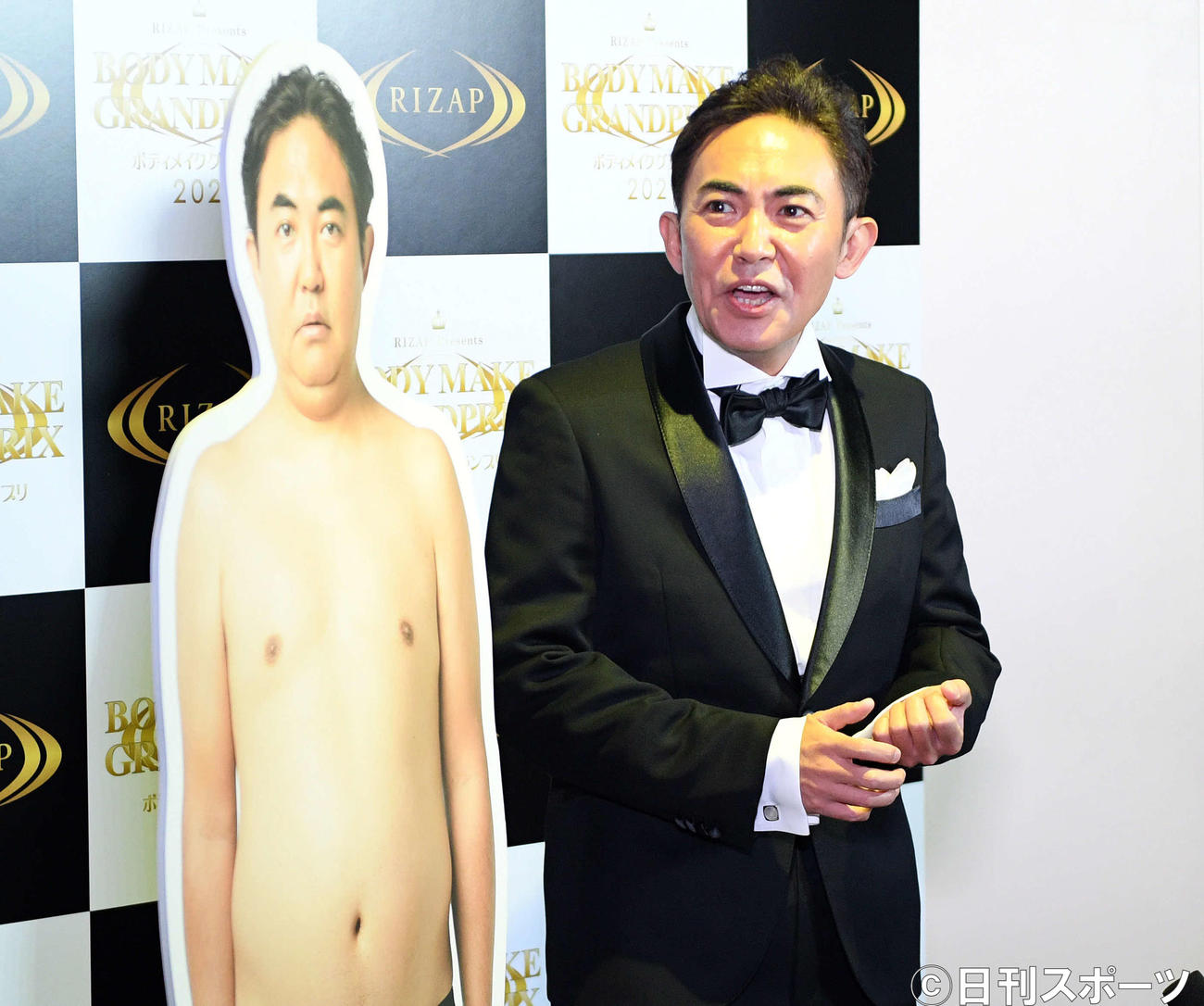 囲み取材で話す林家三平（撮影・滝沢徹郎）
