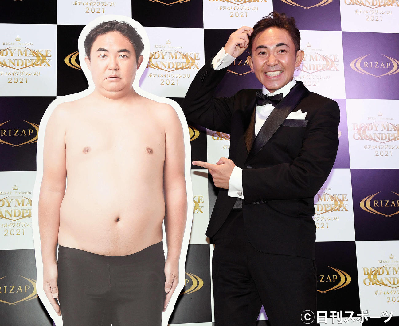 RIZAPで引き締まった身体と健康を手に入れた林家三平は自身のパネルと記念撮影する（撮影・滝沢徹郎）