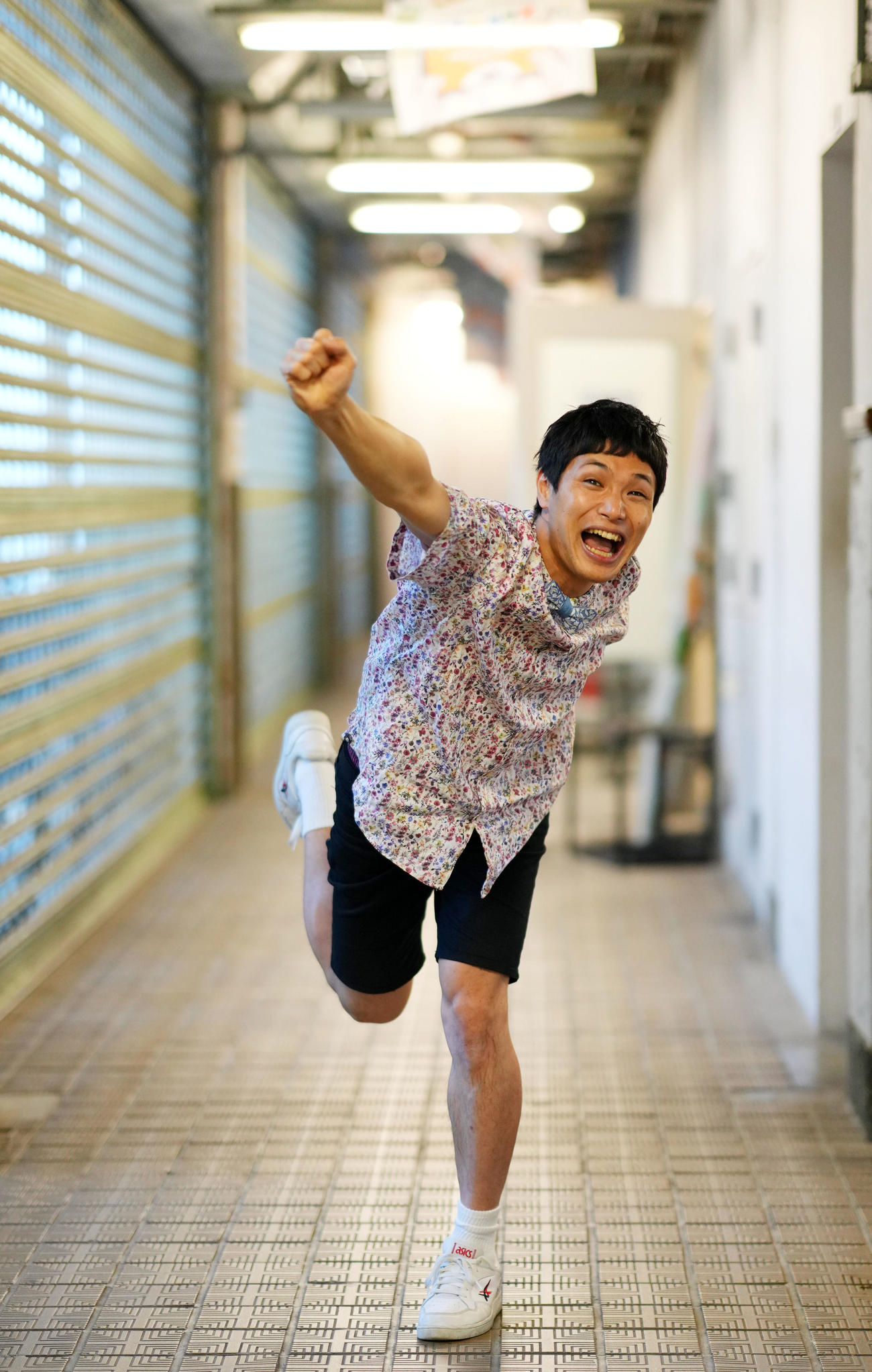 「自分のスタイルを貫く」と力強く語ったもう中学生さん、おどけた表情の奥には男としてのかっこよさが詰まっていました（撮影・横山健太）