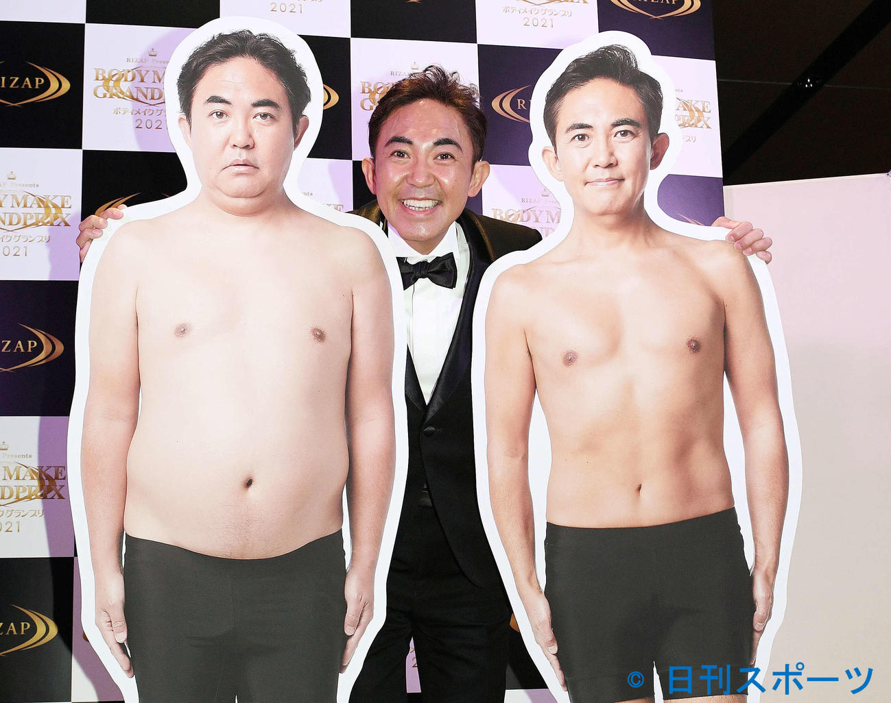 RIZAPで引き締まった身体と健康を手に入れた林家三平は自身のパネルと記念撮影する（撮影・滝沢徹郎）