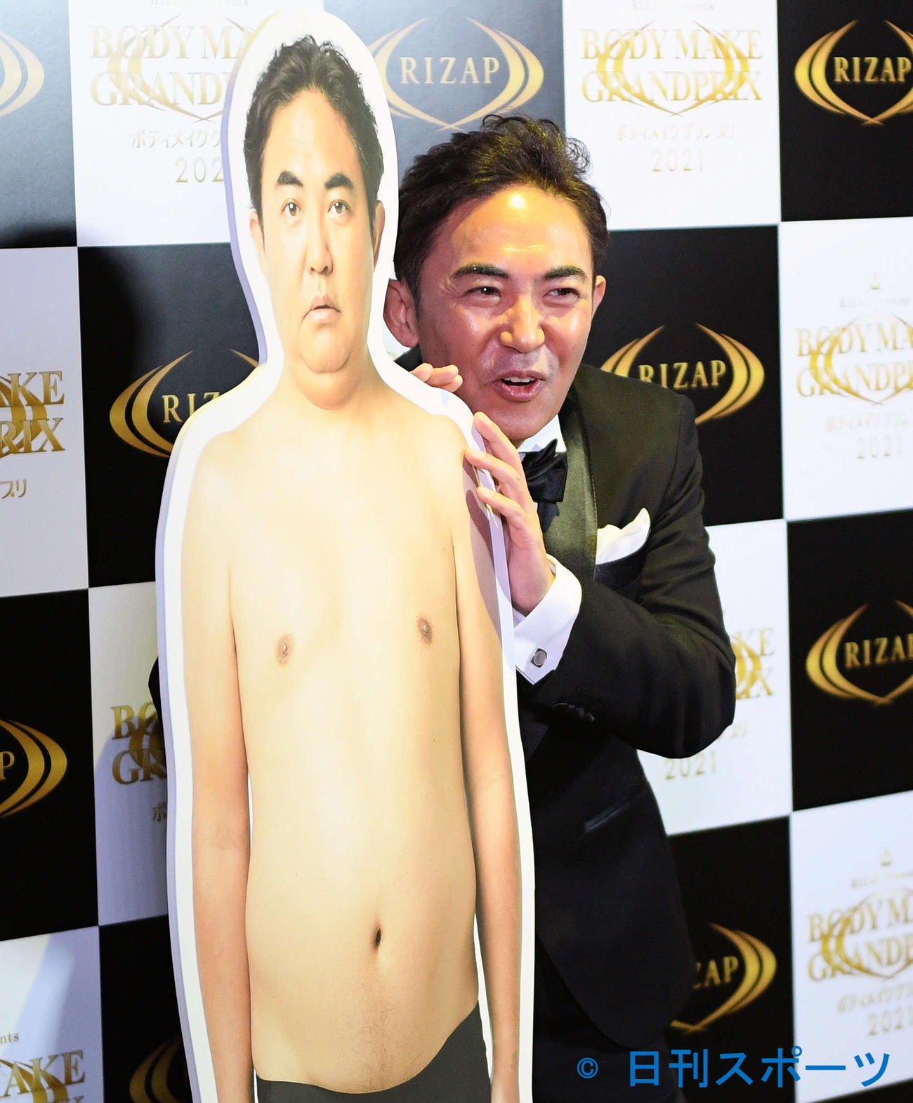 囲み取材で話しがすべり自身のパネルの後ろに隠れる林家三平（撮影・滝沢徹郎）