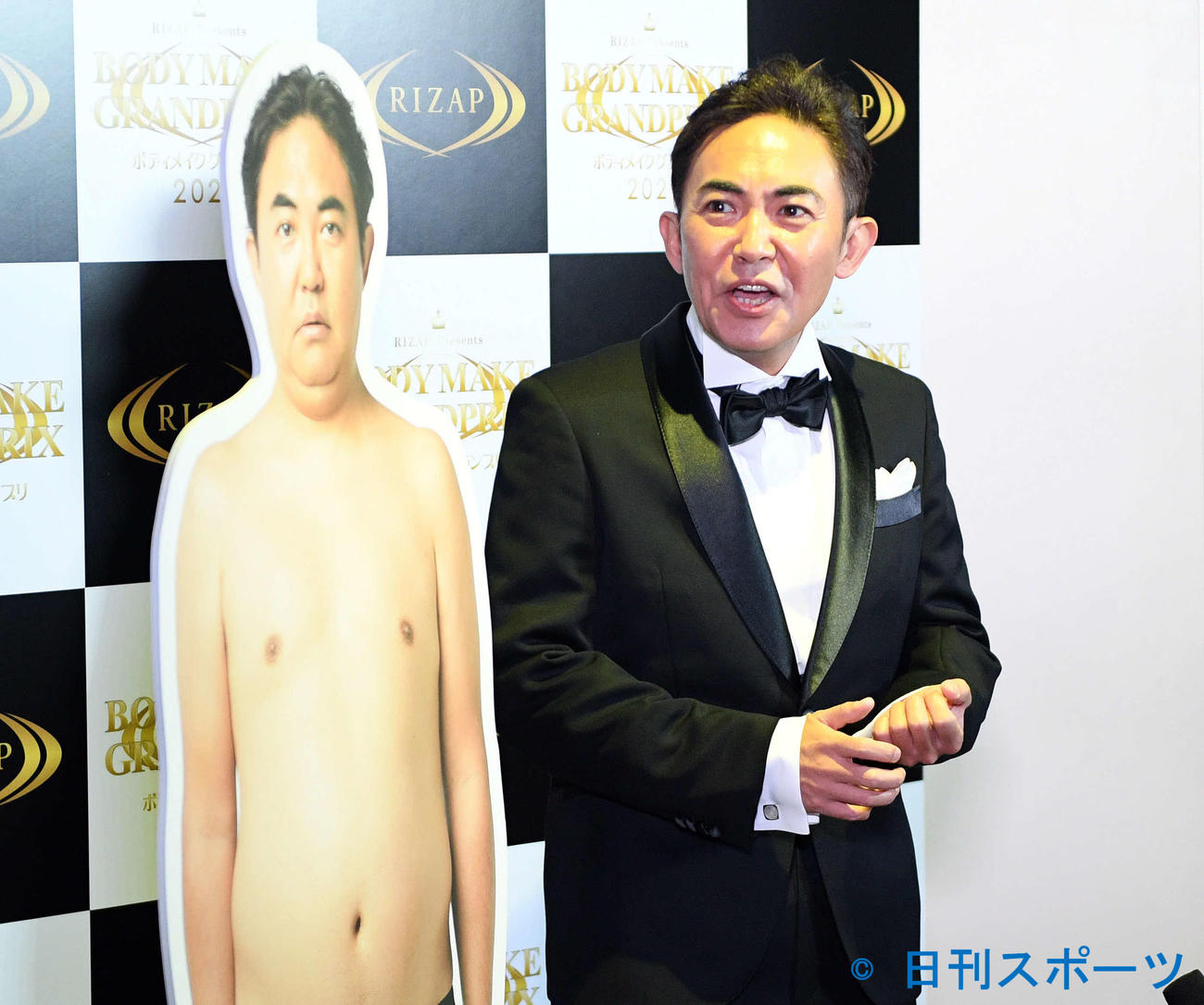 囲み取材で話す林家三平（撮影・滝沢徹郎）
