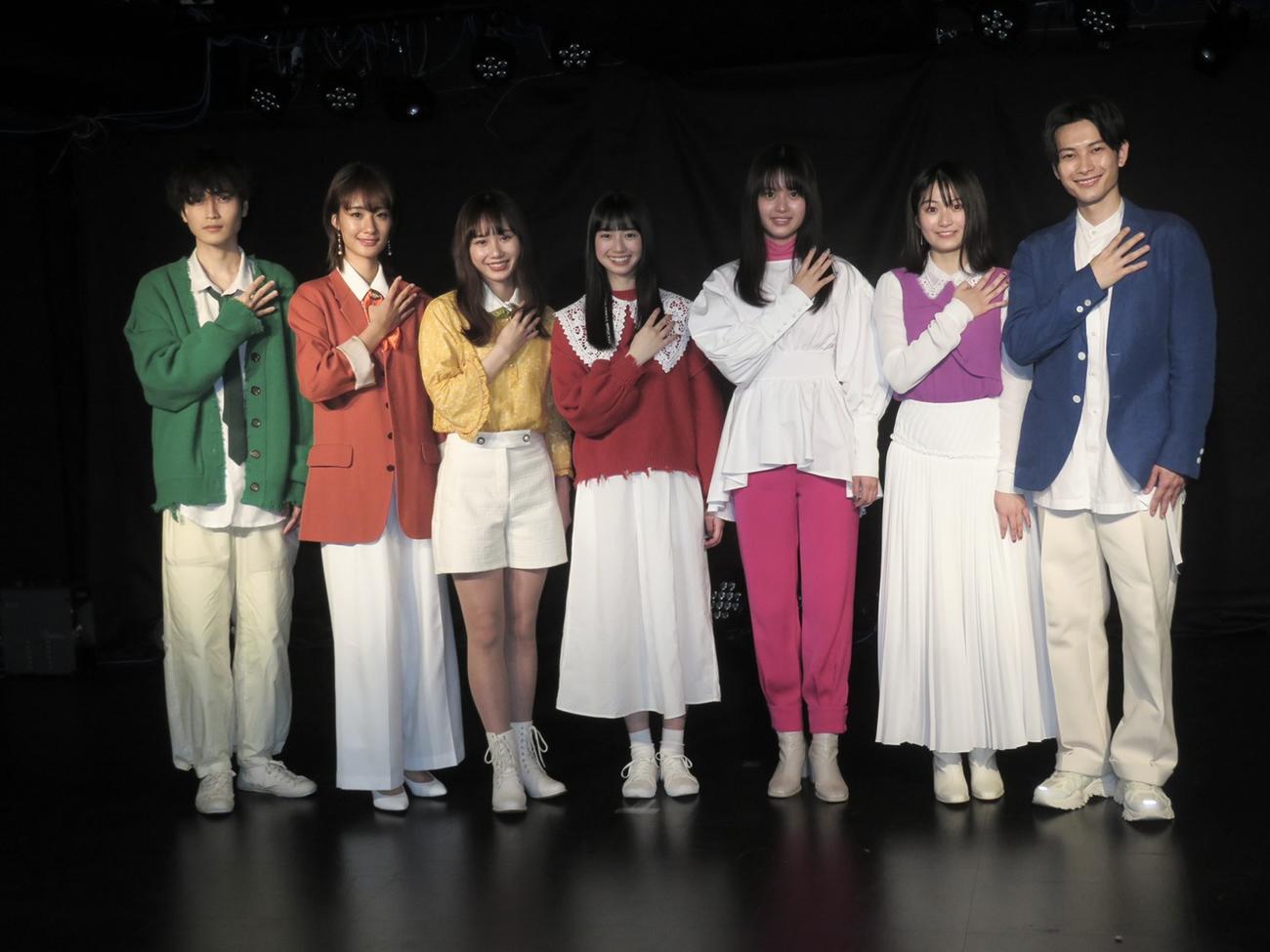 劇団4ドル50セントに新加入した（前列左から）瀬谷直矢、宮嶋璃乃、森由姫、田中音江、小谷皐月、志賀愛咲、宮地樹（撮影・横山慧）