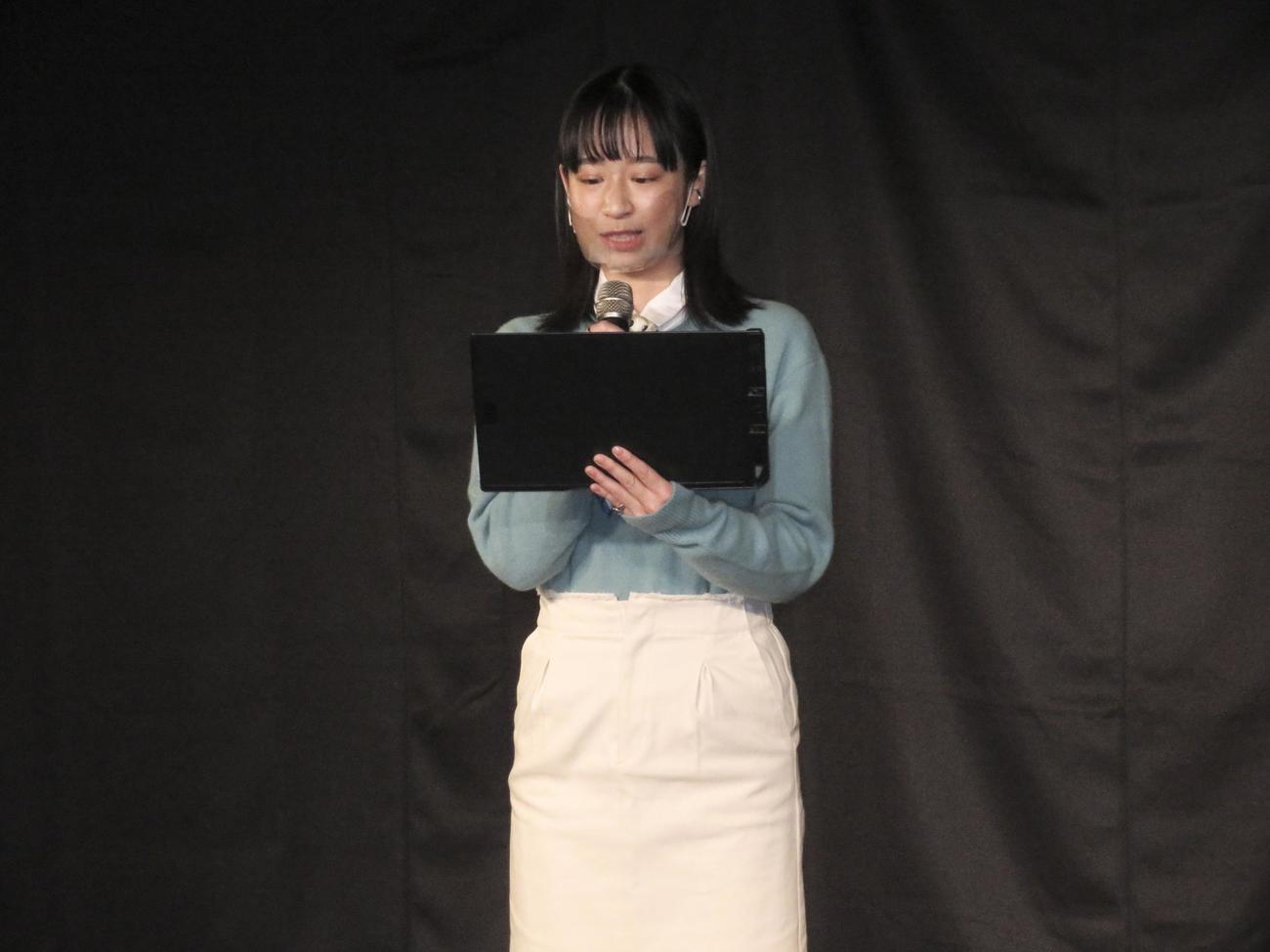 劇団4ドル50セントに新劇団員お披露目会で司会を務めた堀口紗奈（撮影・横山慧）