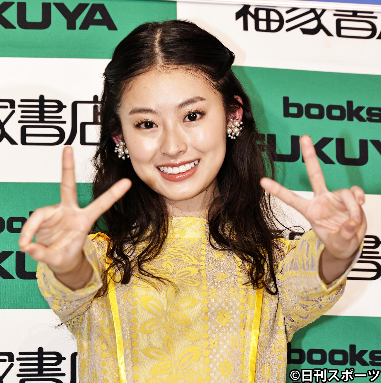 カレンダー発売イベントを行った井本彩花（撮影・中島郁夫）