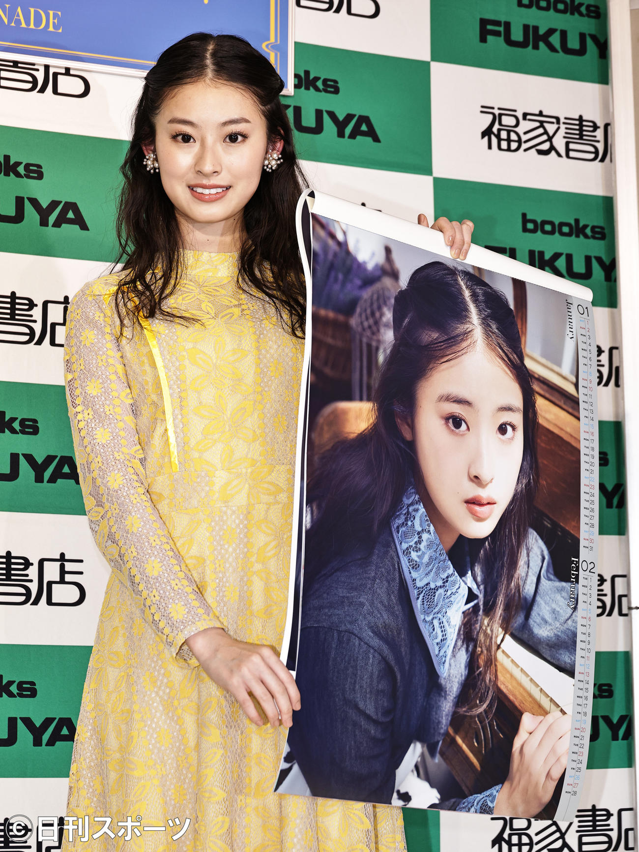 カレンダーのお気に入りの写真を披露する井本彩花（撮影・中島郁夫）