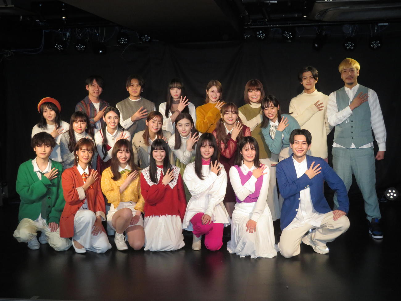 劇団4ドル50セントに新加入した（前列左から）瀬谷直矢、宮嶋璃乃、森由姫、田中音江、小谷皐月、志賀愛咲、宮地樹（撮影・横山慧）
