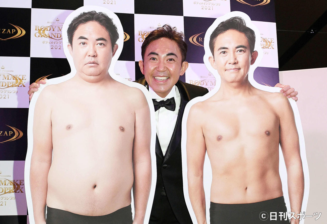 RIZAPで引き締まった身体と健康を手に入れた林家三平は自身のパネルと記念撮影する（撮影・滝沢徹郎）