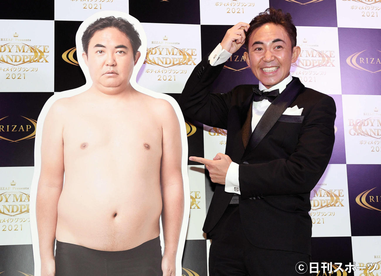 林家三平はボディーメーク前の姿のパネルを指さし「どうもすいません」ポーズ（撮影・滝沢徹郎）