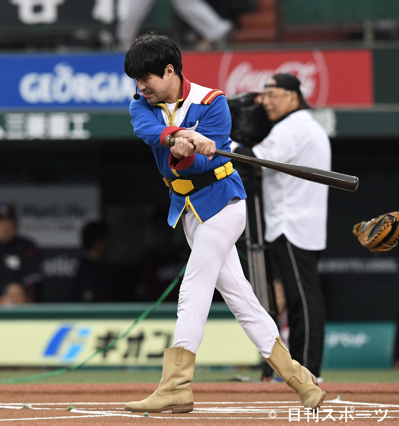 2019年5月　西武対楽天　セレモニアルピッチでバットを振る機動戦士ガンダムのアムロに扮（ふん）したお笑い芸人若井おさむ