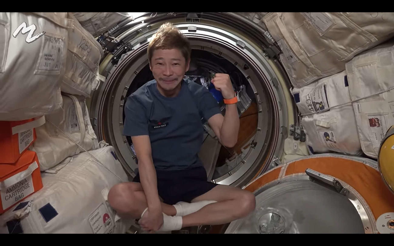 ISSで撮影した動画で無重力空間を舞いながら「宇宙での性事情」を赤裸々に語った前澤友作氏【前澤友作YouTubeチャンネルより】