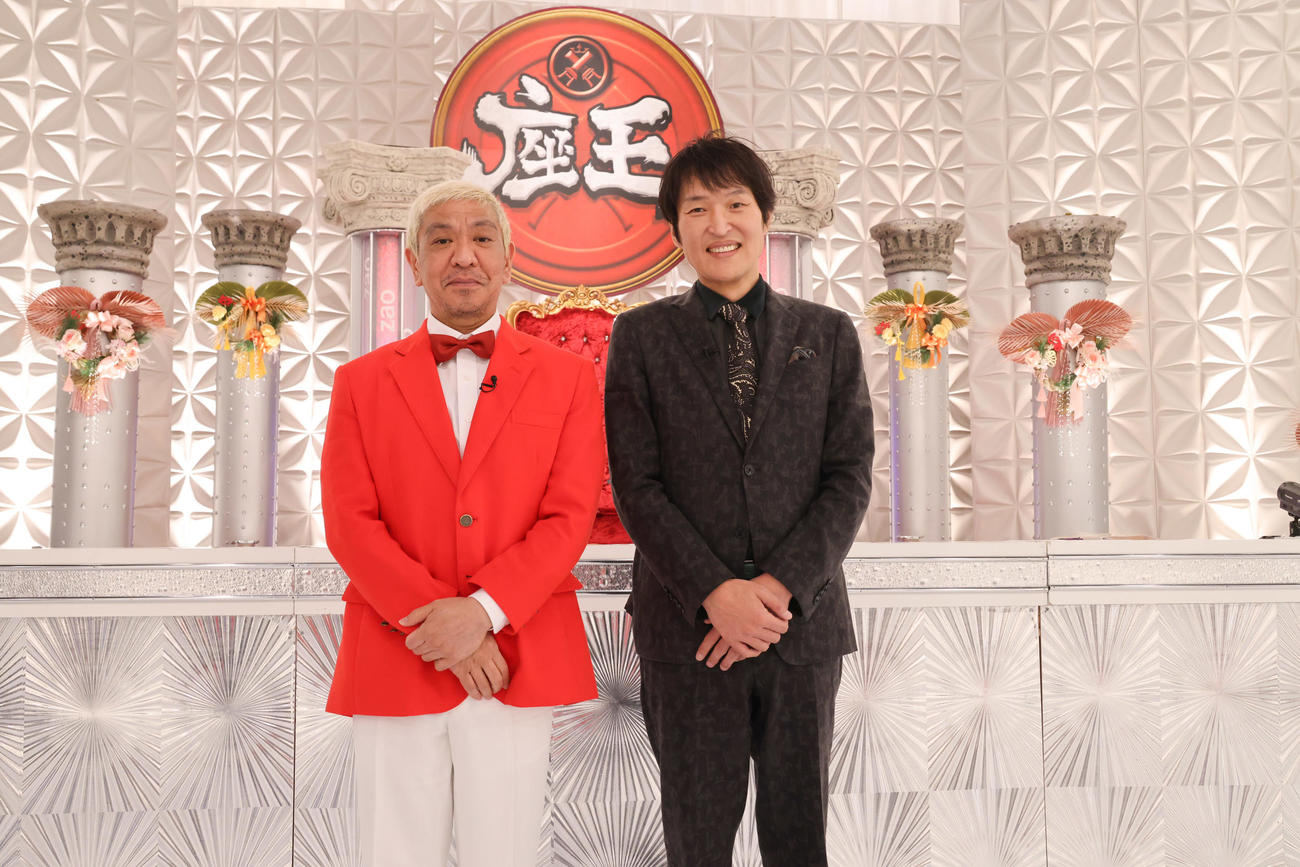 左から審査委員長の松本人志、千原ジュニア（カンテレ提供）