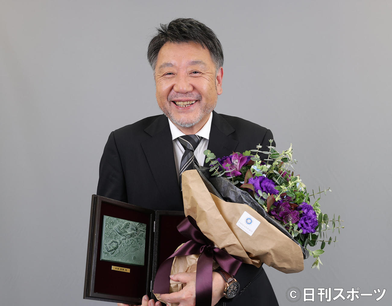 石原裕次郎賞を受賞し笑顔を見せる原田眞人監督