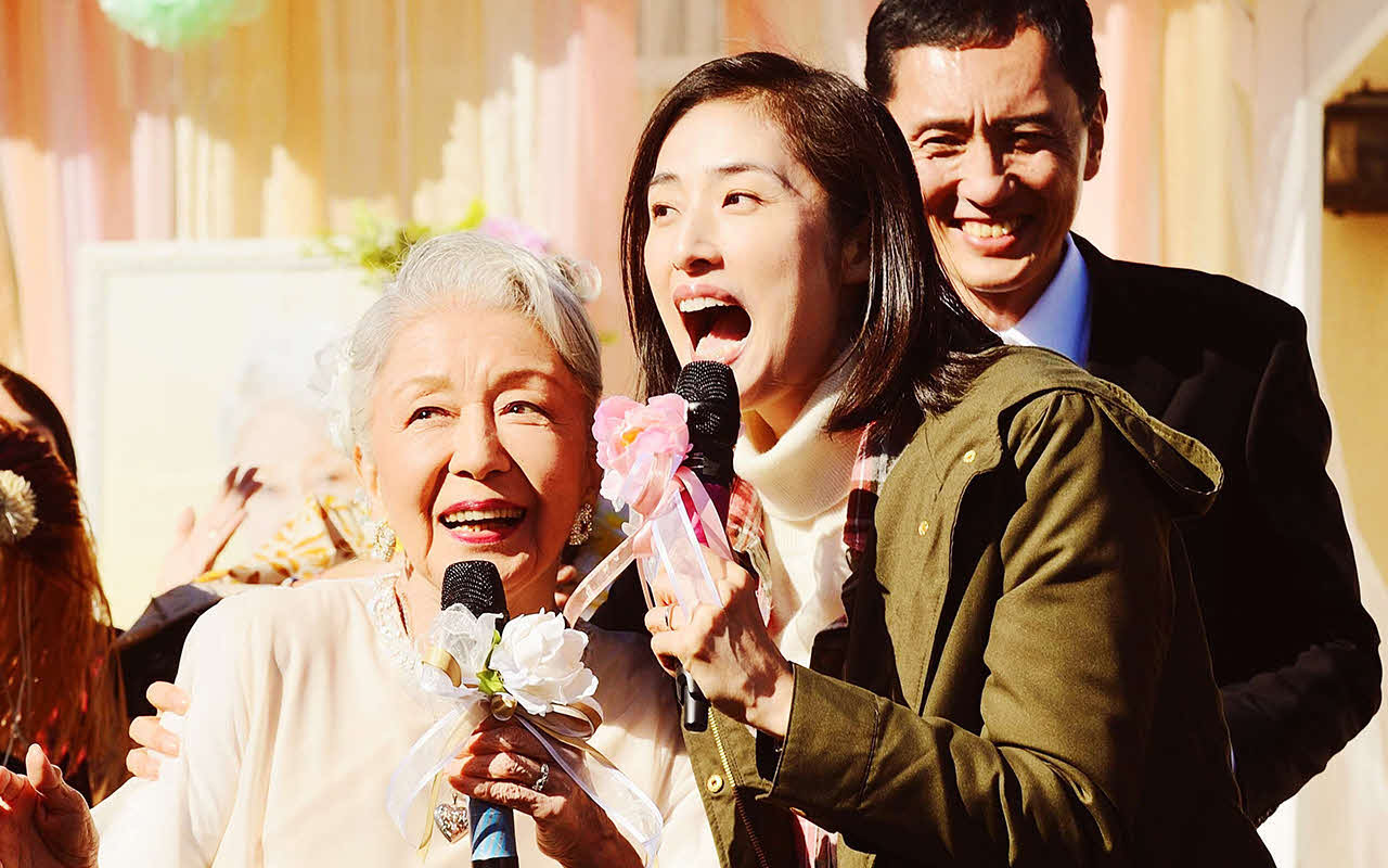 「老後の資金がありません！」に主演の天海祐希(C)2021映画「老後の資金がありません！」製作委員会