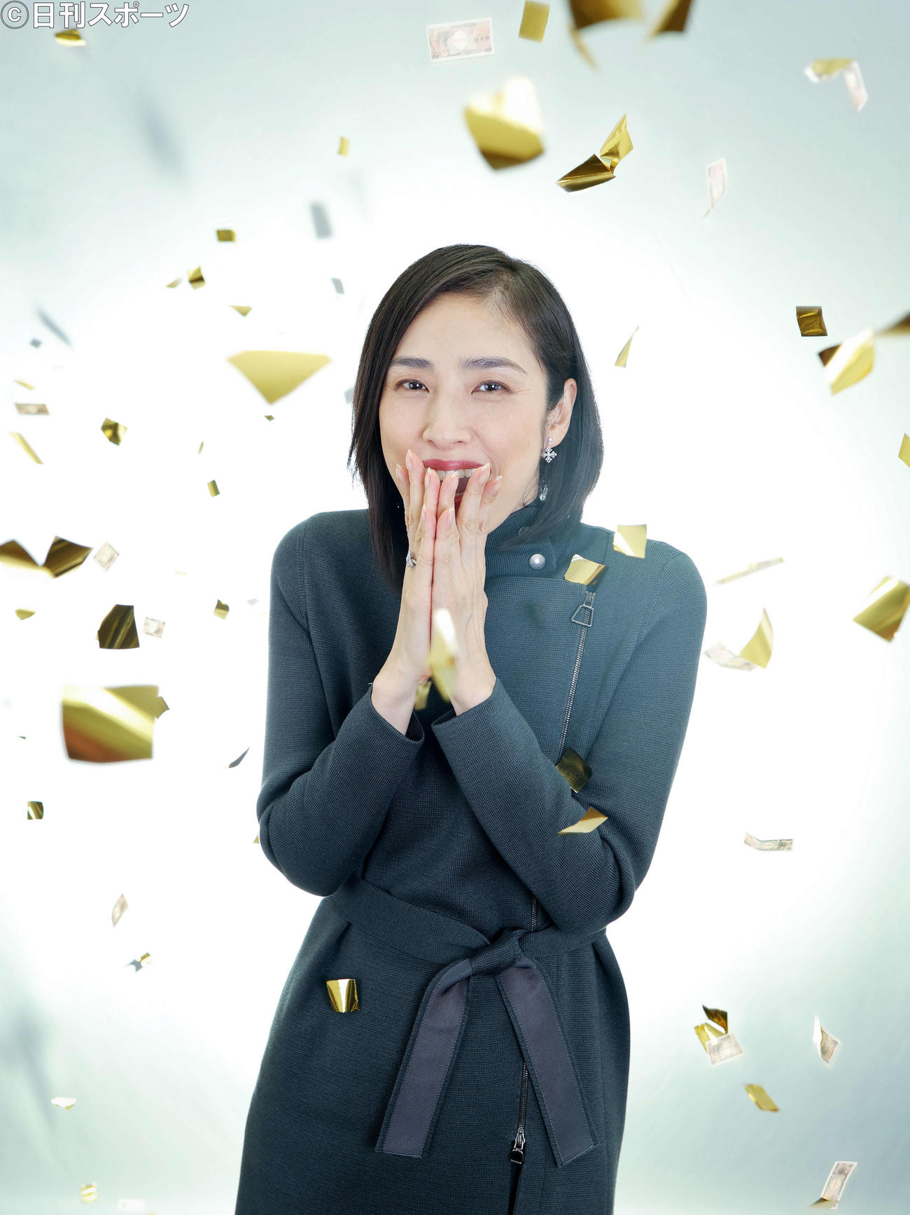 主演女優賞を受賞し、降り注ぐ金のペーパーシャワーの中で喜ぶ天海祐希（撮影・河田真司）