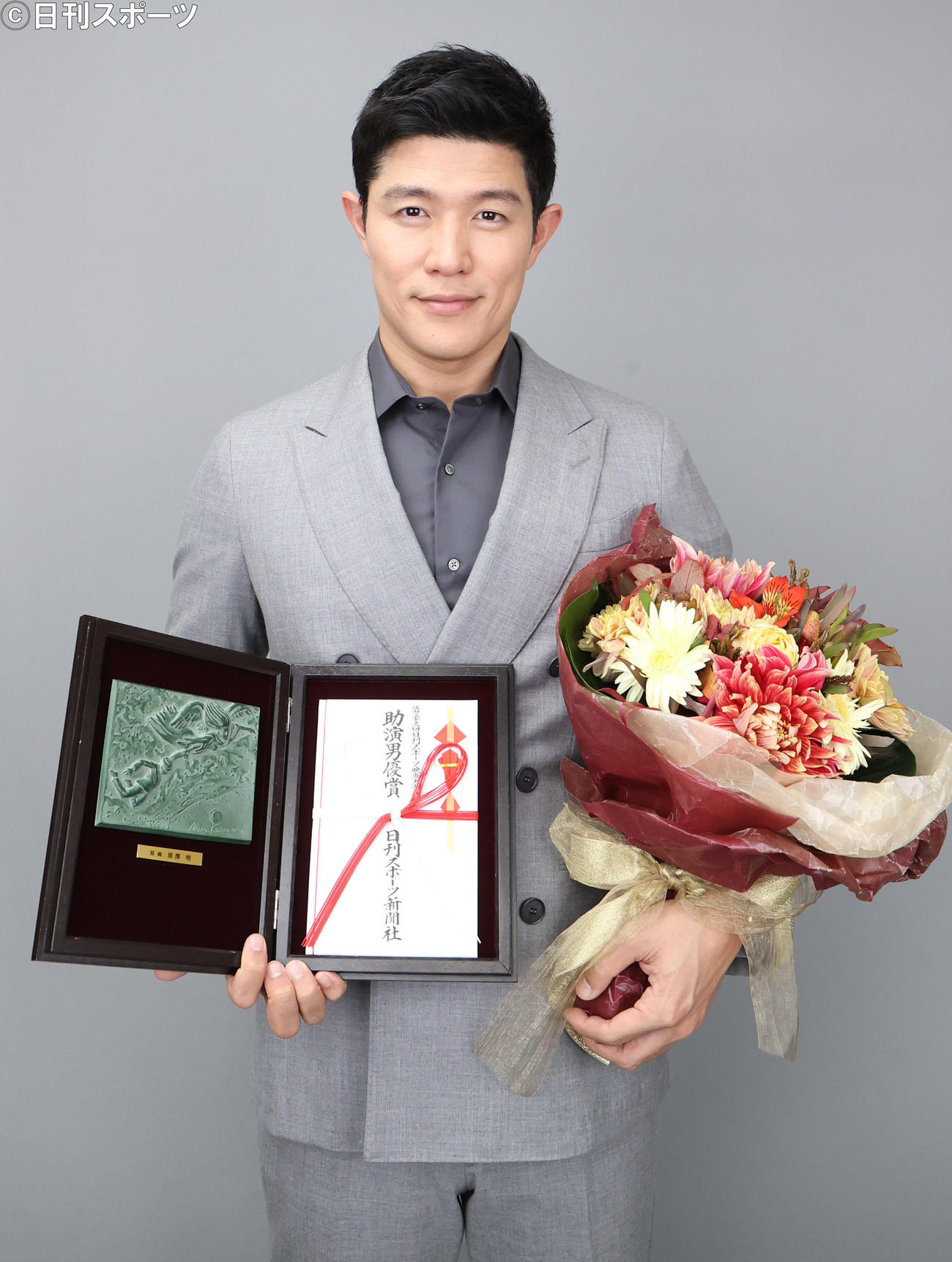 助演男優賞を受賞し、記念撮影をする鈴木亮平（撮影・狩俣裕三）