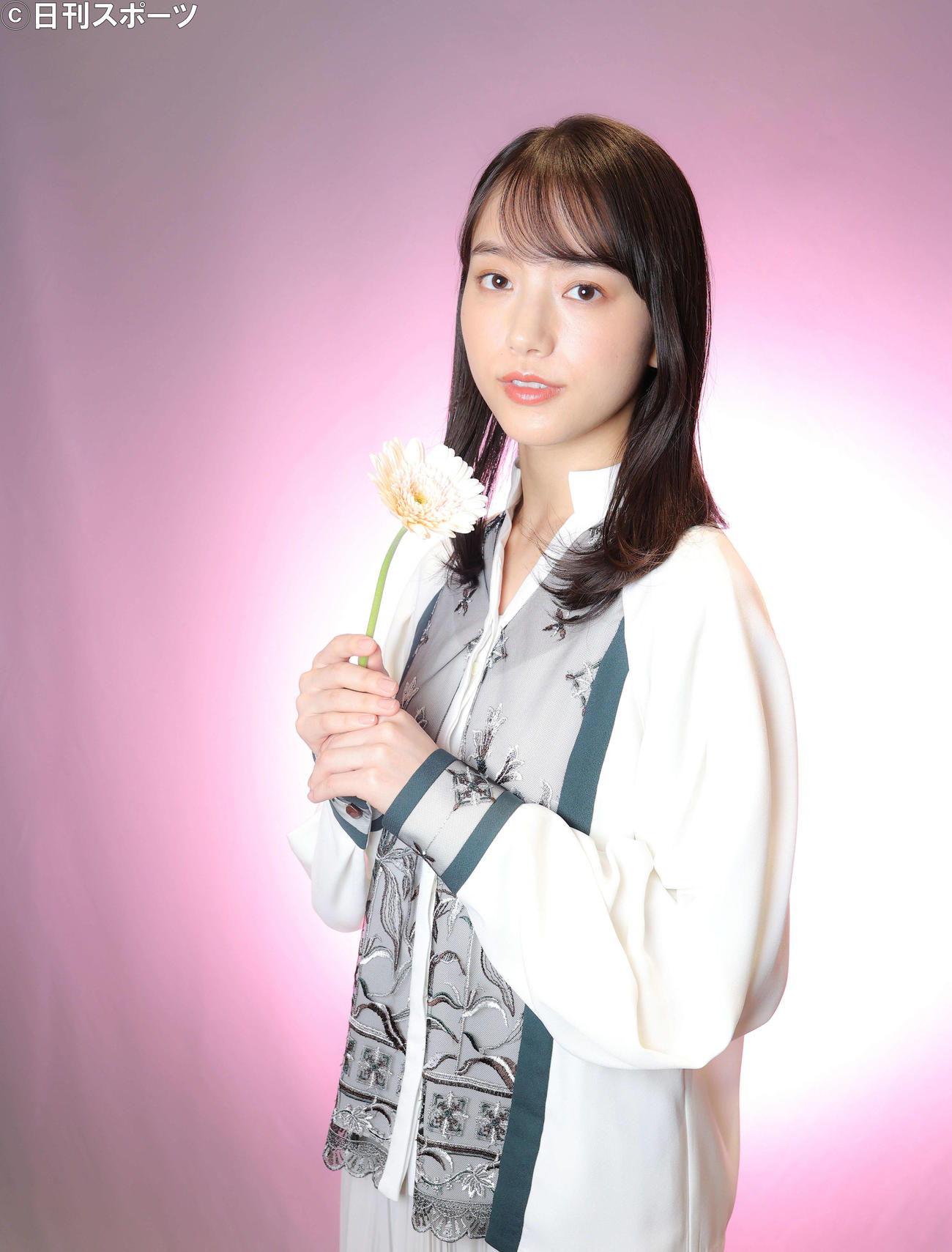 ガーベラを手に写真に納まる助演女優賞受賞の清原果耶（撮影・河田真司）