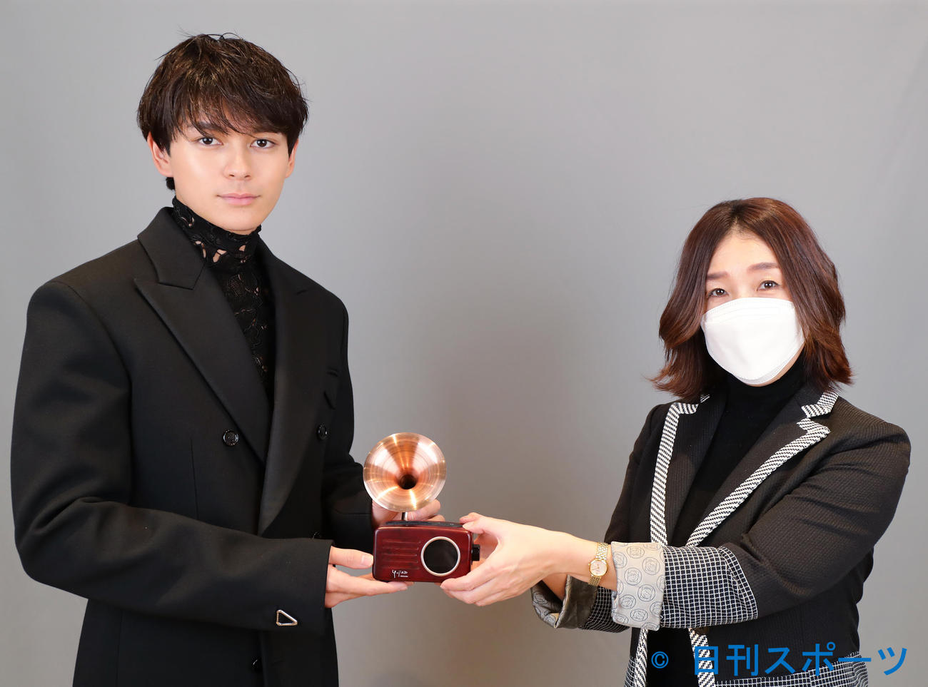 日刊スポーツ映画大賞石原裕次郎新人賞を受賞した眞栄田郷敦（真栄田郷敦）（左）はテイチクの松尾佐和子取締役からオルゴールを贈られる（撮影・浅見桂子）