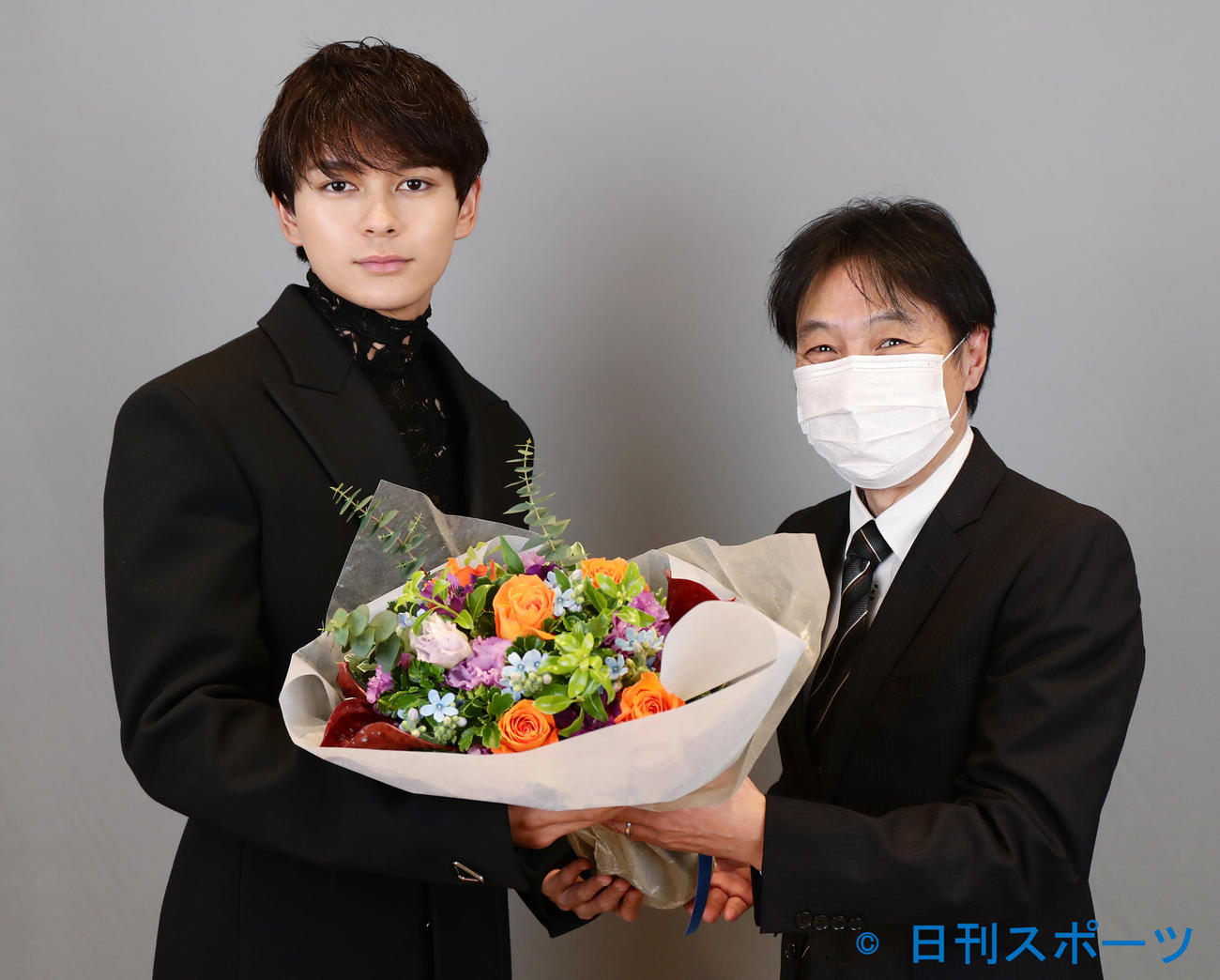 日刊スポーツ映画大賞石原裕次郎新人賞を受賞した眞栄田郷敦（真栄田郷敦）（左）は日刊スポーツ新聞社・森田久志編集局長から花束を贈られる（撮影・浅見桂子）