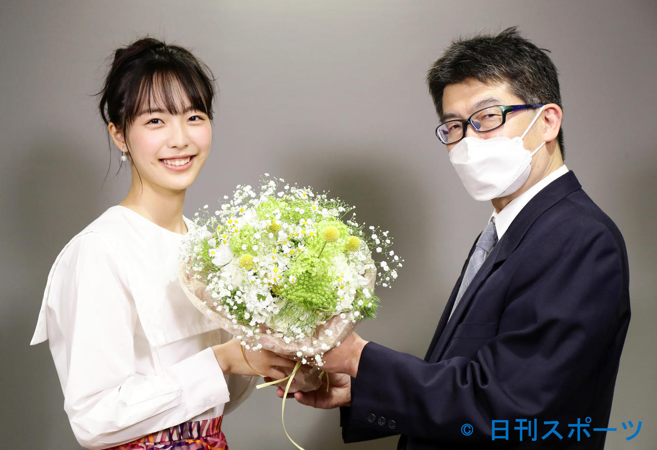 日刊スポーツ映画大賞新人賞を受賞した駒井蓮（左）はメディア戦略本部の高田博之副本部長から花束を贈られ笑顔を見せる（撮影・浅見桂子）