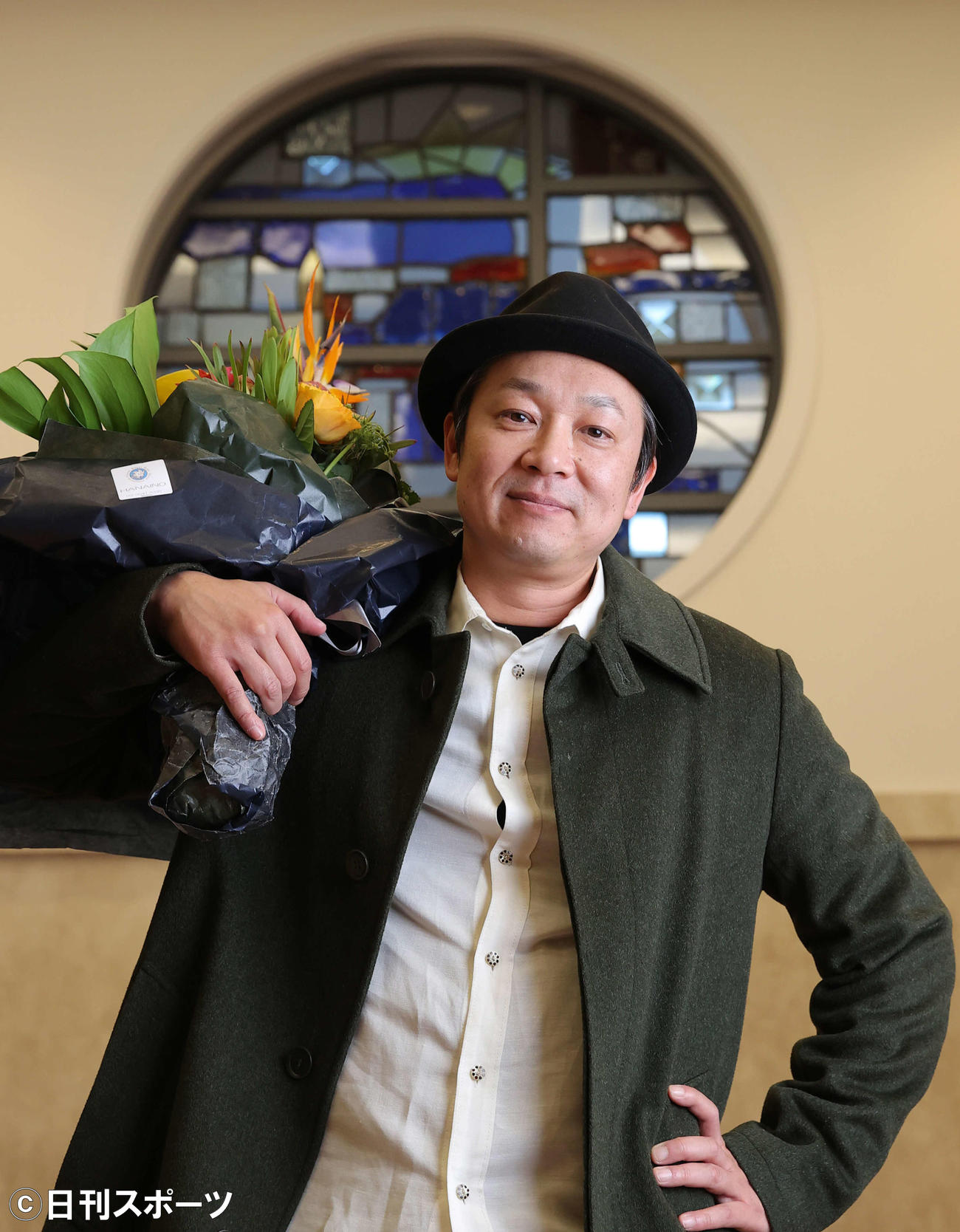 監督賞の吉田恵輔監督は花束を担ぎポーズをとる（撮影・河野匠）