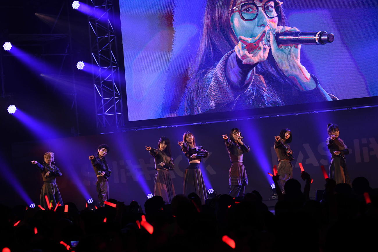 「柏木由紀なりのWACK EXHiBiTiON and SELECT7」でBiSHとパフォーマンスするユキ・レイソレこと柏木由紀（中央）