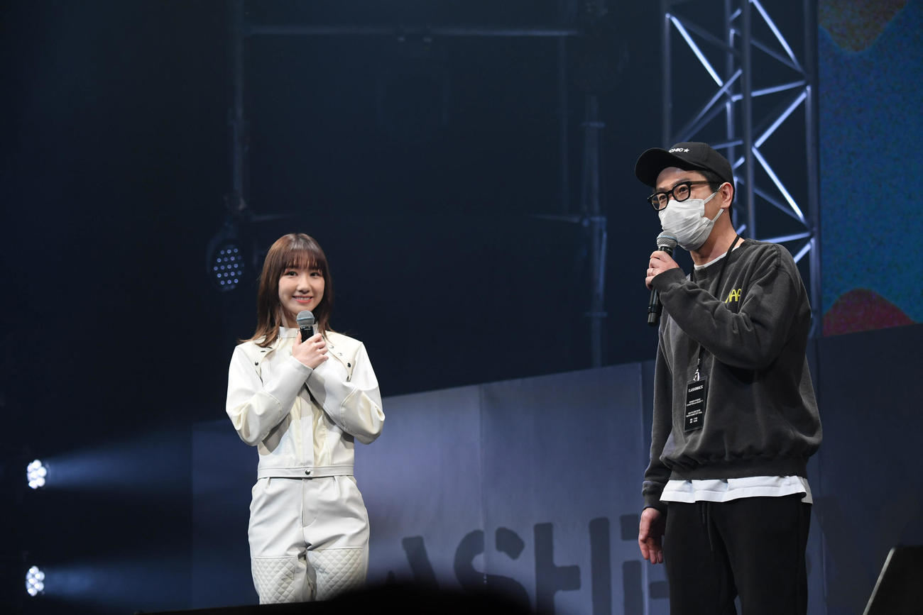 「柏木由紀なりのWACK EXHiBiTiON and SELECT7」で前説する柏木由紀（左）と渡辺淳之介氏