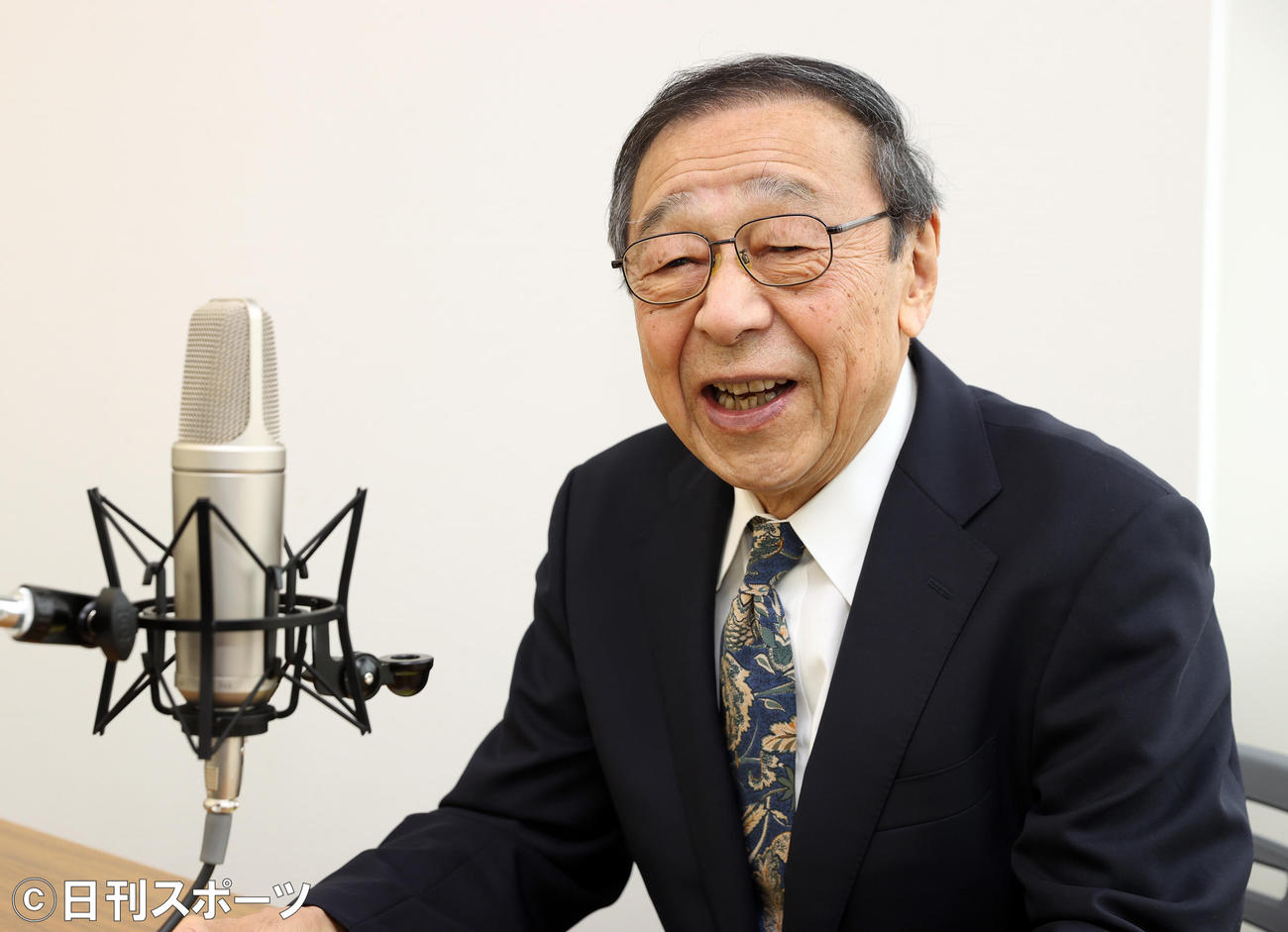 ナレーション収録で笑顔を見せる露木茂氏（撮影・大野祥一）