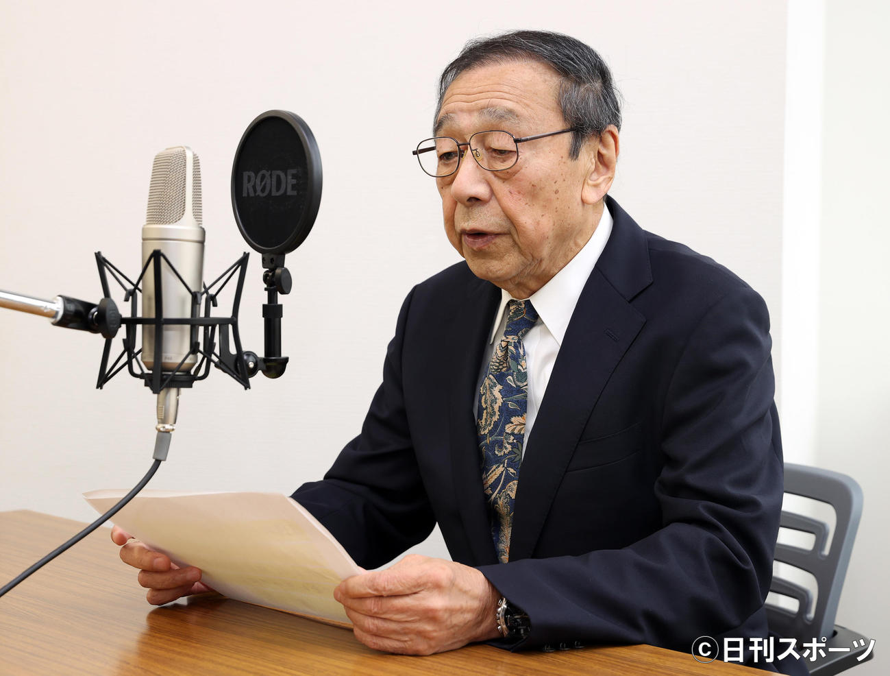 ナレーション収録を行う露木茂氏（撮影・大野祥一）