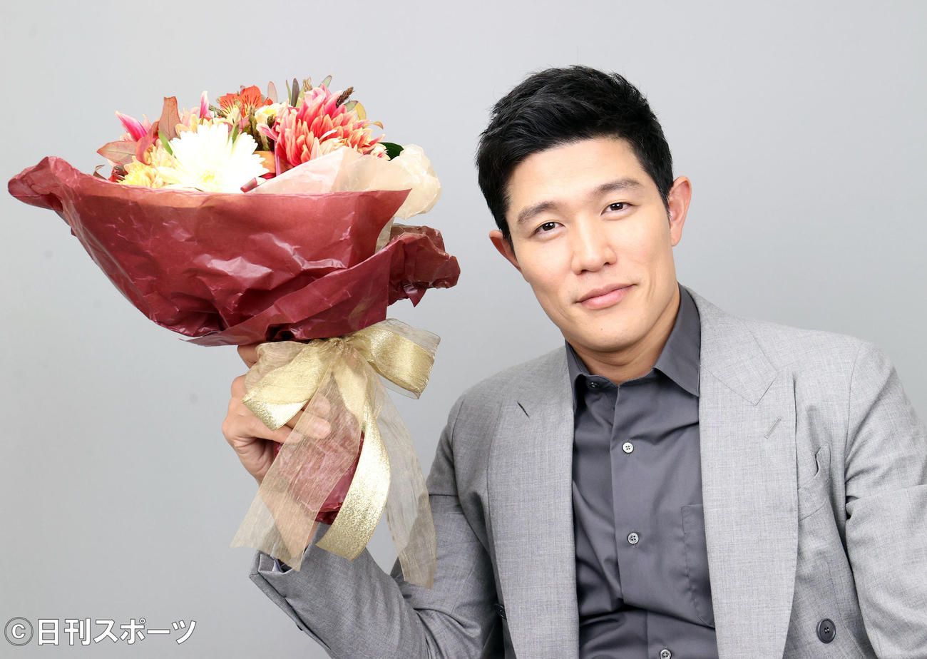 助演男優賞を受賞し優しい笑顔を見せる鈴木亮平（撮影・狩俣裕三）