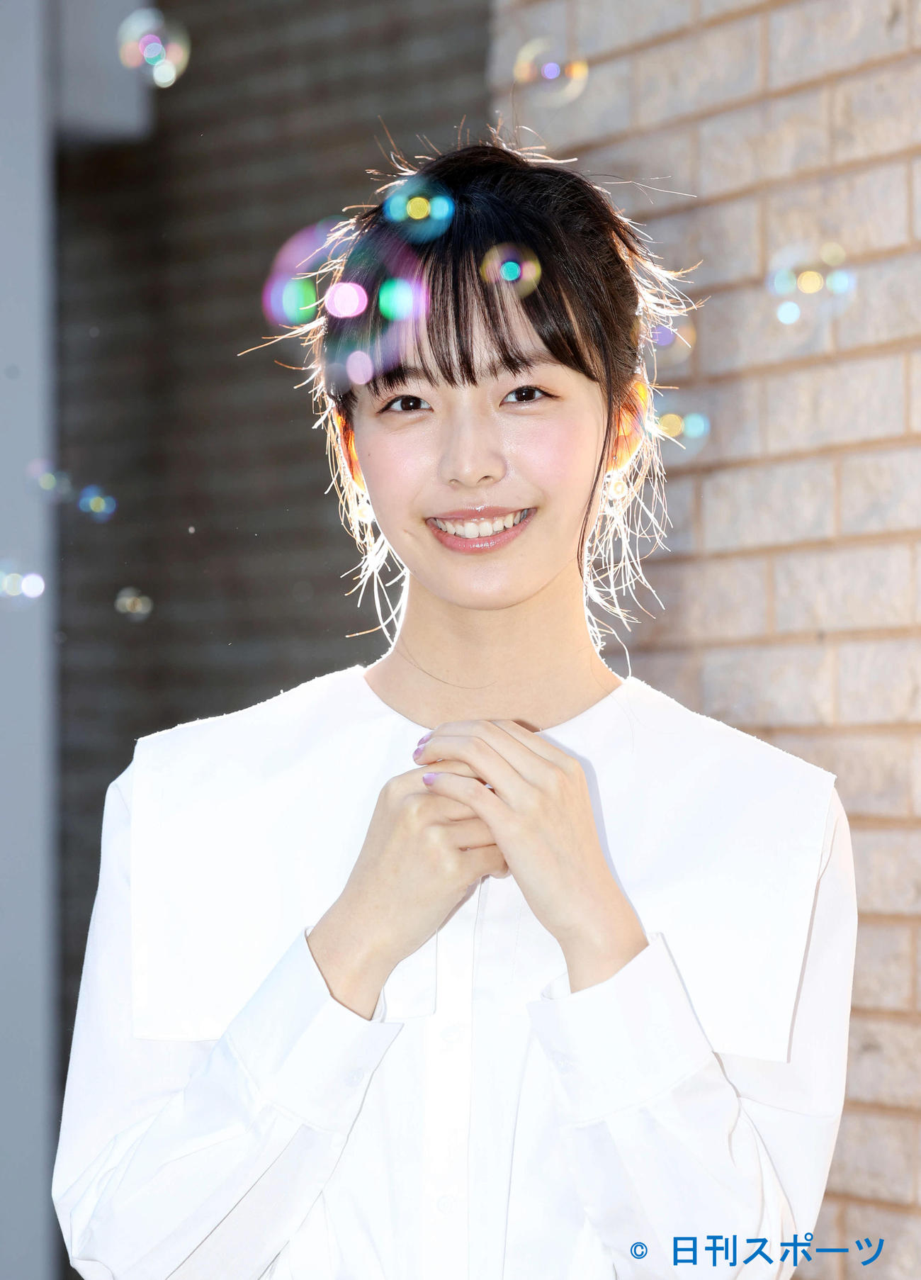 新人賞を受賞した駒井蓮は笑顔を見せる（撮影・浅見桂子）