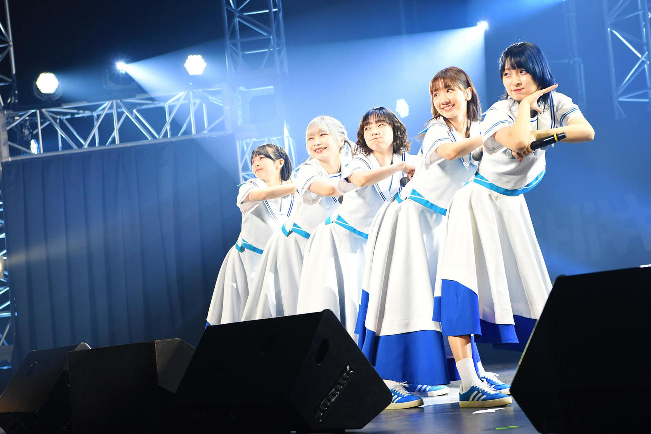 「柏木由紀なりのWACK EXHiBiTiON and SELECT7」でパフォーマンスするユキ・レイソレこと柏木由紀（右から2人目）