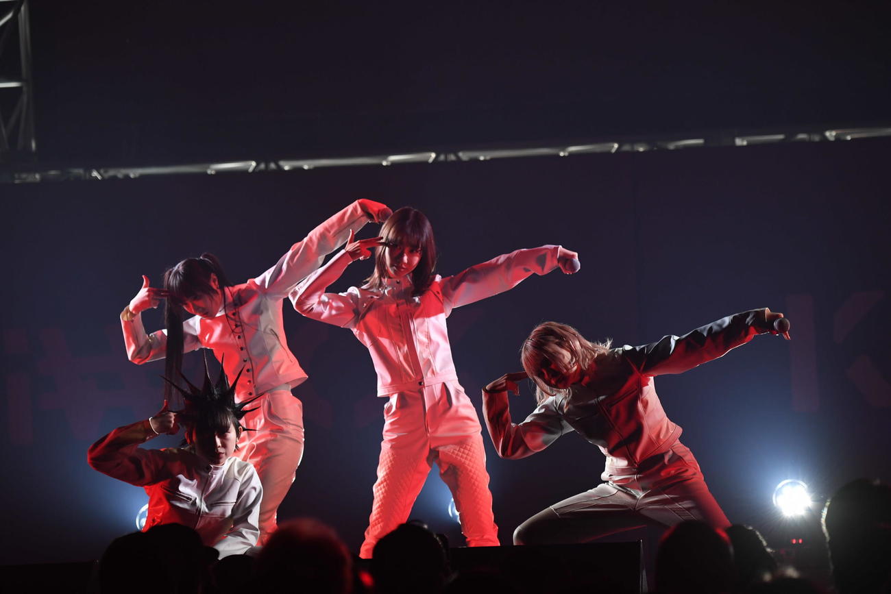 「柏木由紀なりのWACK EXHiBiTiON and SELECT7」でパフォーマンスするユキ・レイソレこと柏木由紀（中央）