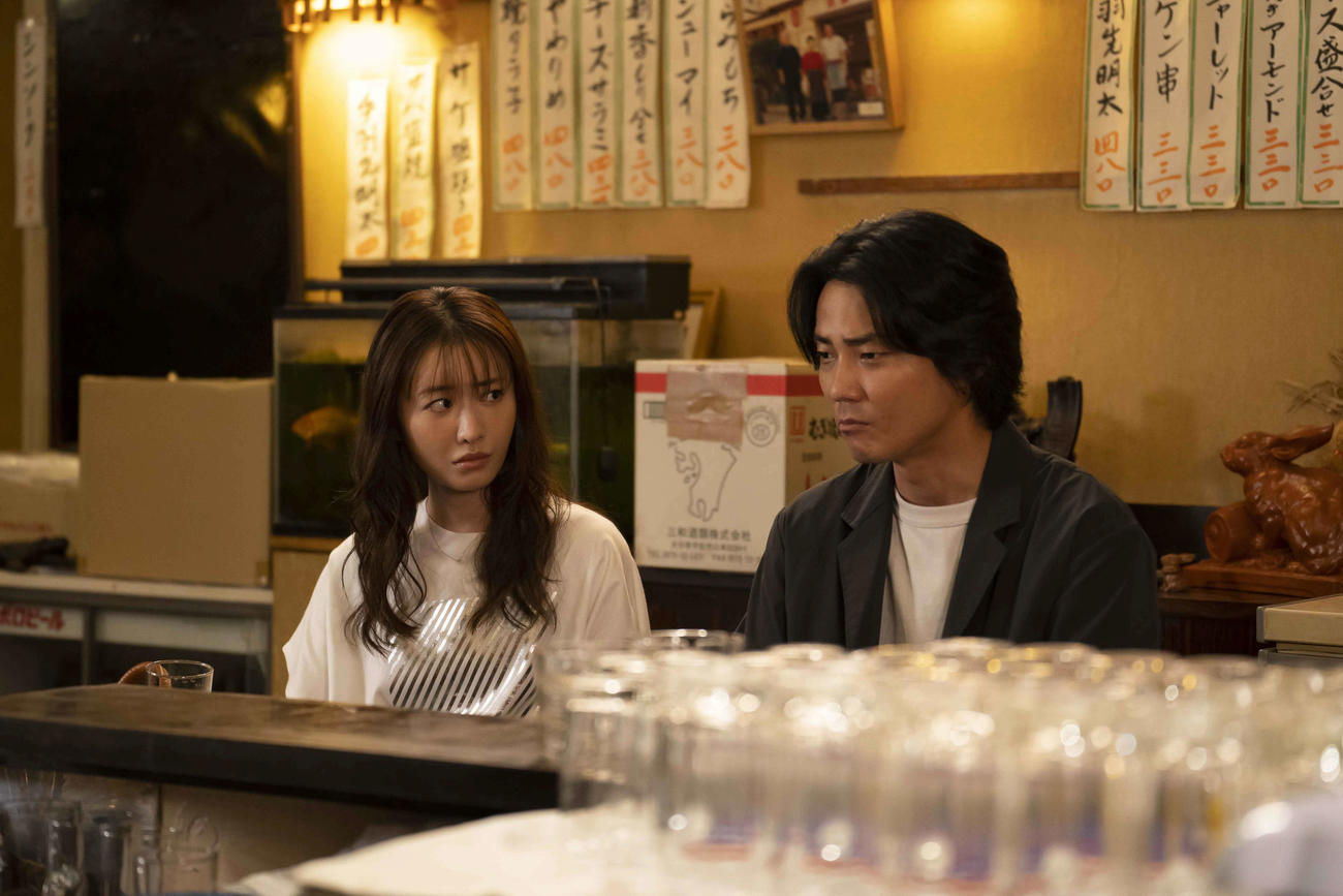 テレビ東京系「東京、愛だの、恋だの」で主演する松本まりか（左）と毎熊克哉