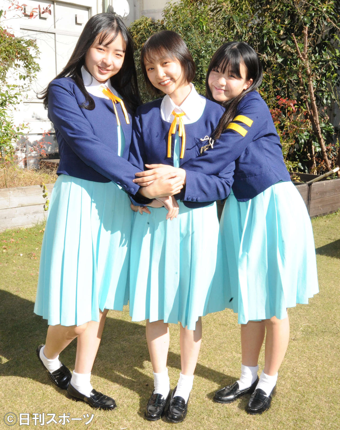冬公演で卒団する、きくたまこと（中央）を抱きしめる、もうりさくら（左）と、しものあやめ（撮影・松尾幸之介）