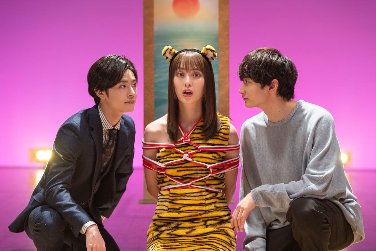塩野瑛久演じるセフレAくん（左）と、小関裕太演じる松田健（右）に虎コスプレで緊縛される大森桃江役の内田理央（C）「来世ではちゃんとしますお正月初夢SP」製作委員会