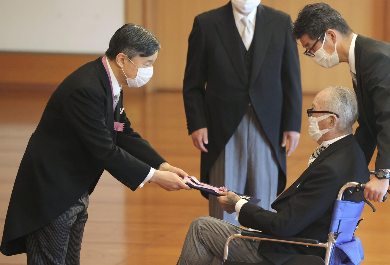 天皇陛下から文化勲章を受ける長嶋茂雄さん（代表撮影）＝11月3日