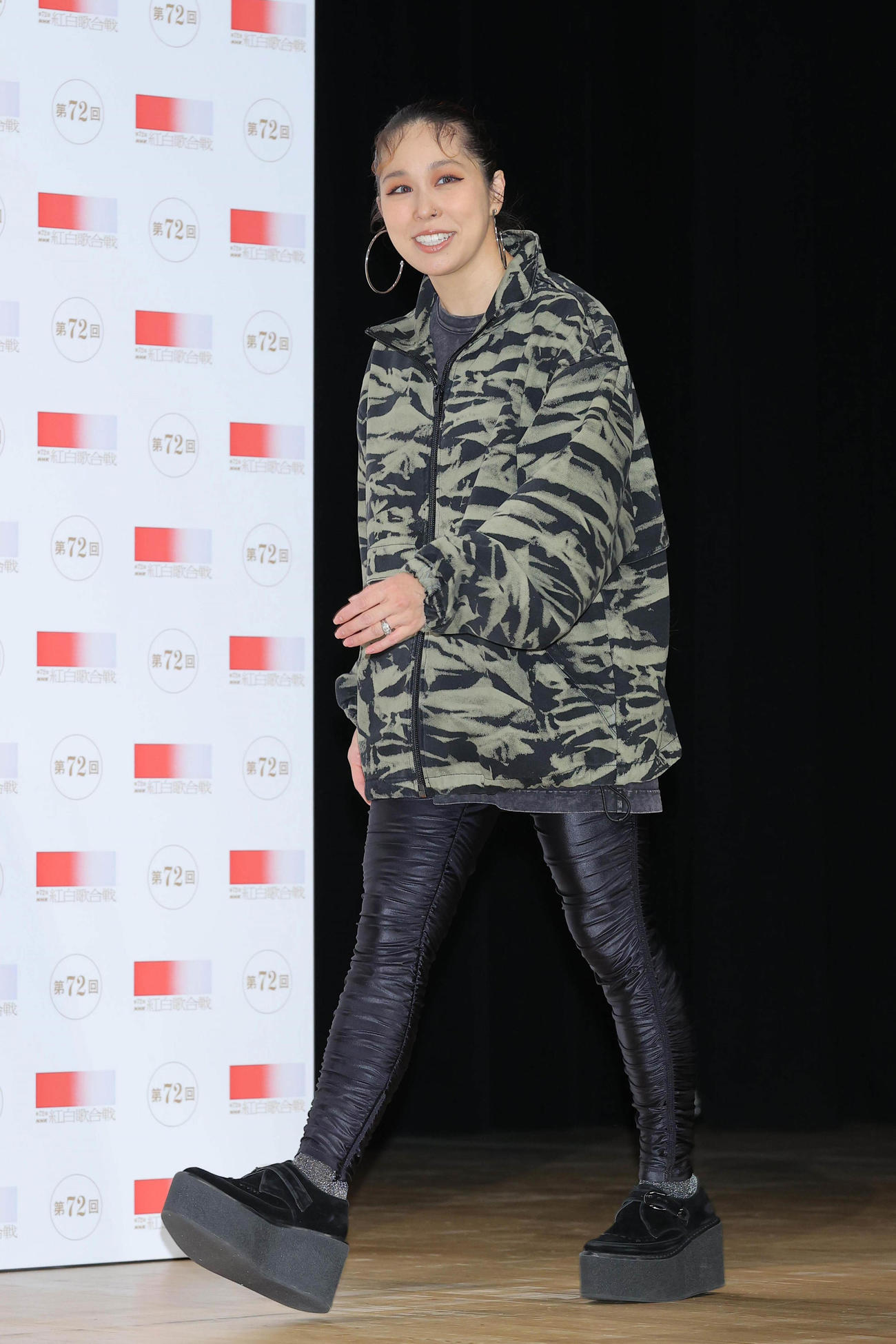 紅白歌合戦のリハーサルでフォトセッションに臨むAI（代表撮影）