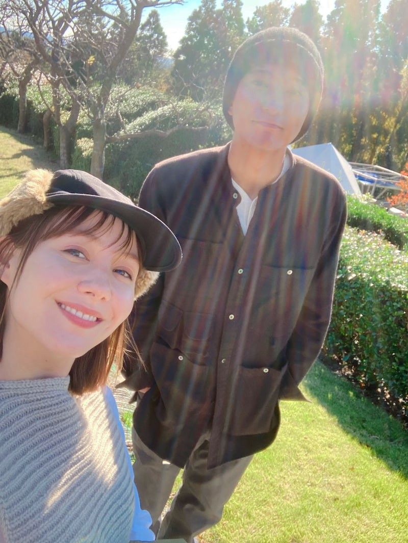 キャンプ場で笑顔のトリンドル玲奈（左）と浅香航大（ABEMA「私たち結婚しました2」オフィシャルブログから）