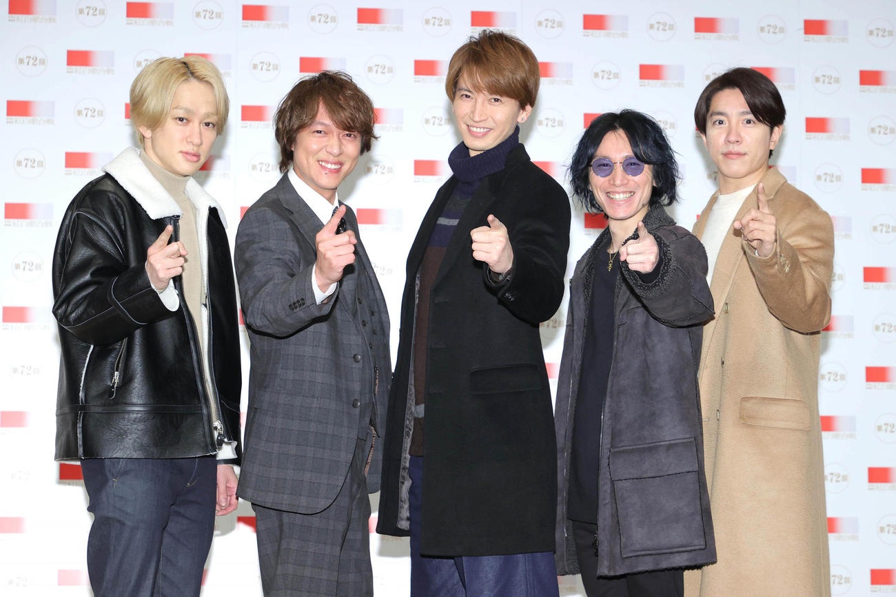 フォトセッションで笑顔でポーズを決める関ジャニ∞の、左から横山裕、丸山隆平、大倉忠義、安田章大、村上信五（C）NHK