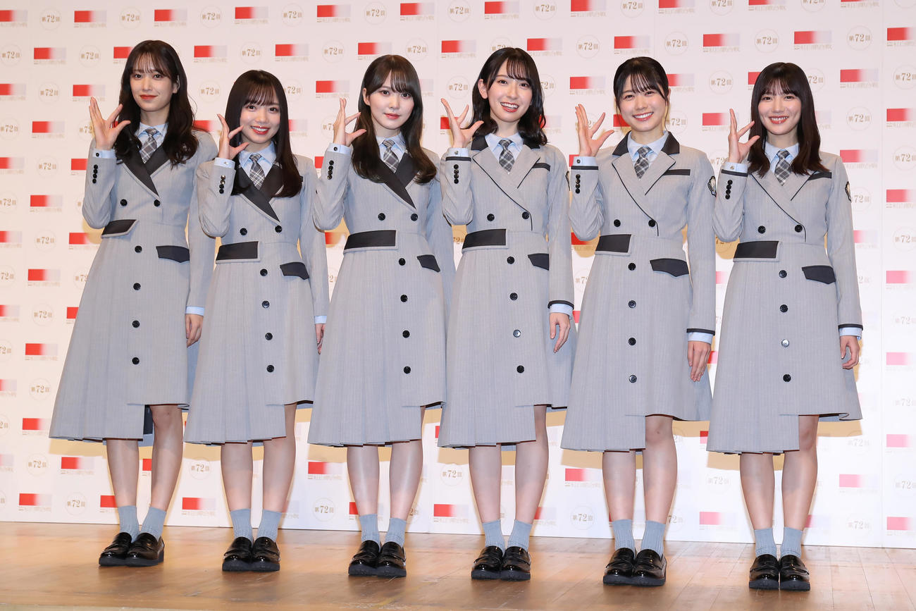 フォトセッションで笑顔でポーズを決める日向坂46の、左から佐々木久美、齊藤京子、加藤史帆、金村美玖、丹生明里、河田陽菜（代表撮影）
