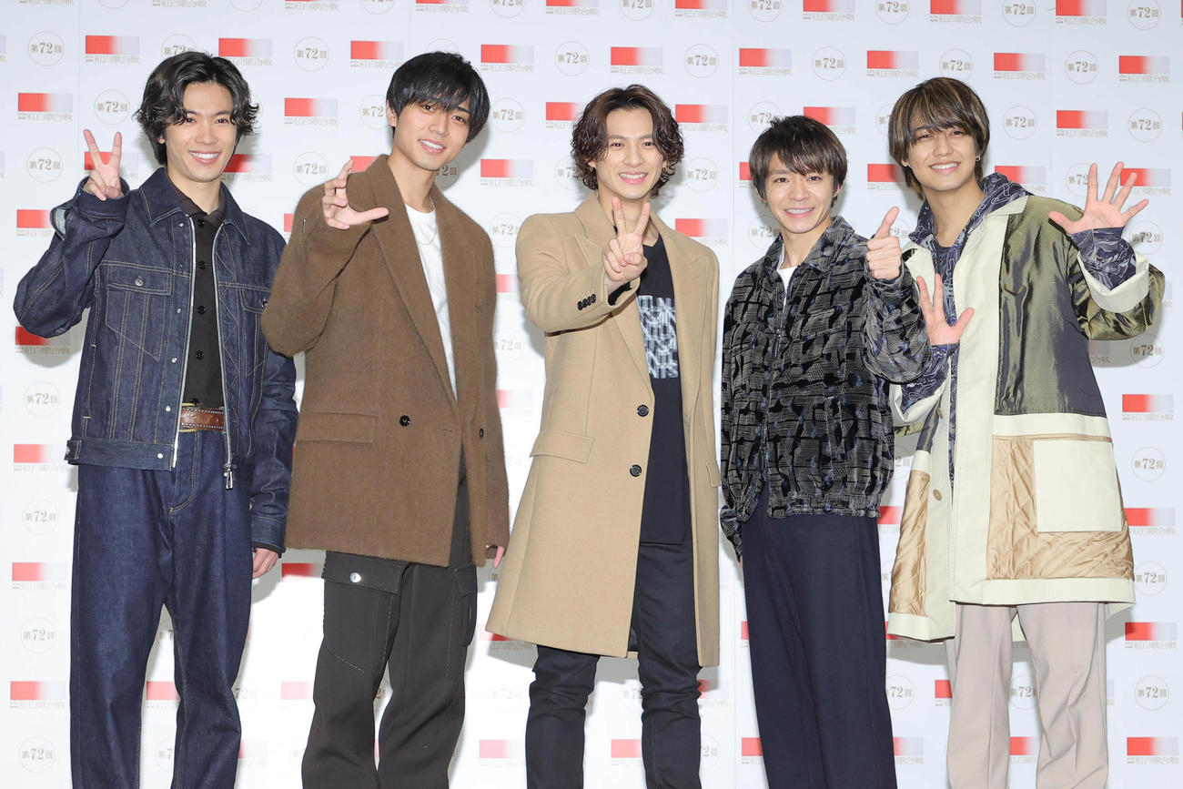 フォトセッションで笑顔でポーズを決めるKing＆Princeの、左から神宮寺勇太、永瀬廉、平野紫耀、岸優太、高橋海人（代表撮影）