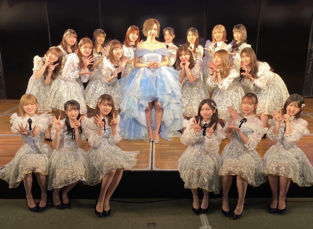 メンバーに囲まれながら卒業公演を行ったAKB48大家志津香（中央）（Ｃ）AKB48