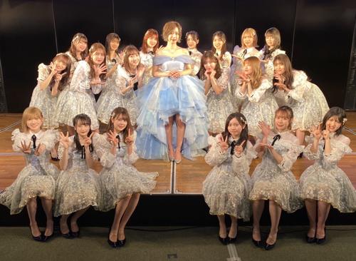 メンバーに囲まれながら卒業公演を行ったAKB48大家志津香(中央)(C)AKB48