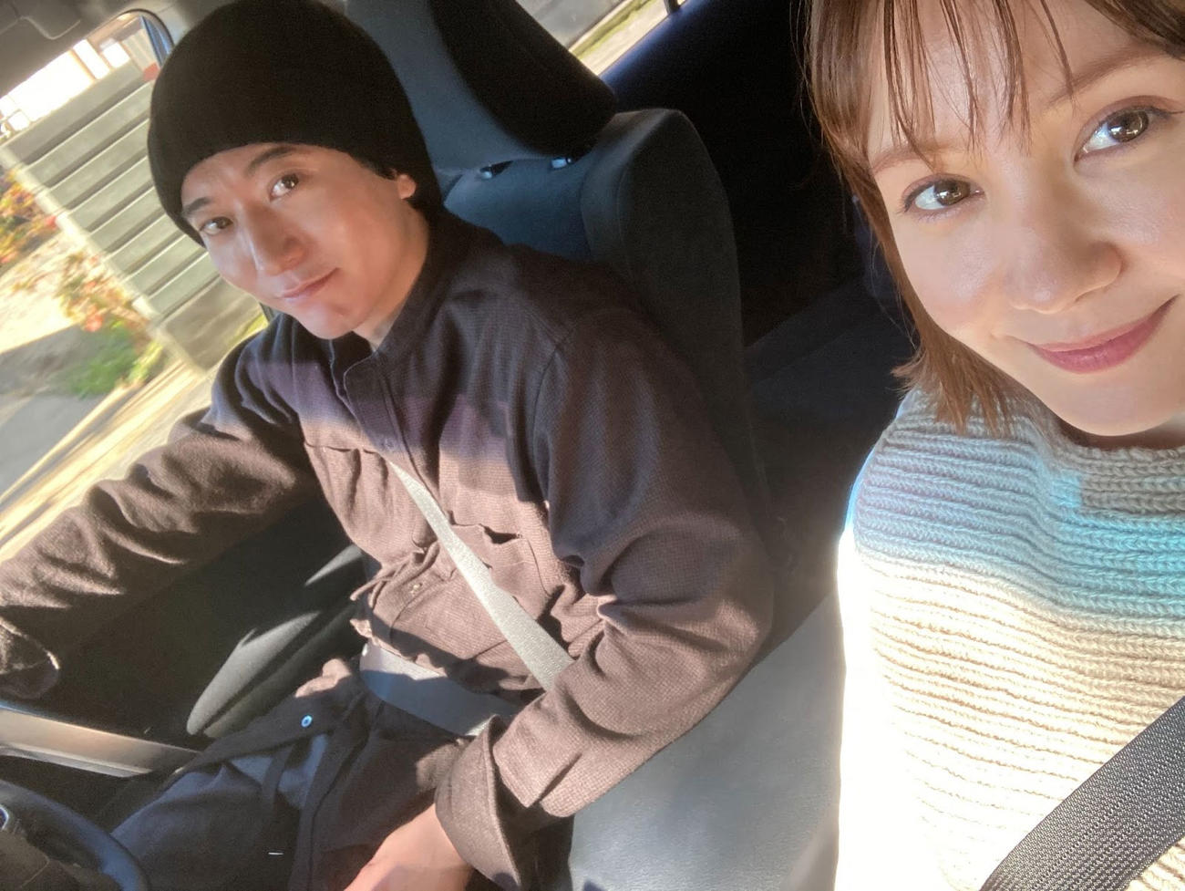 トリンドル玲奈（右）が撮影した浅香航大との車内での2ショット（ABEMA「私たち結婚しました2」オフィシャルブログから）