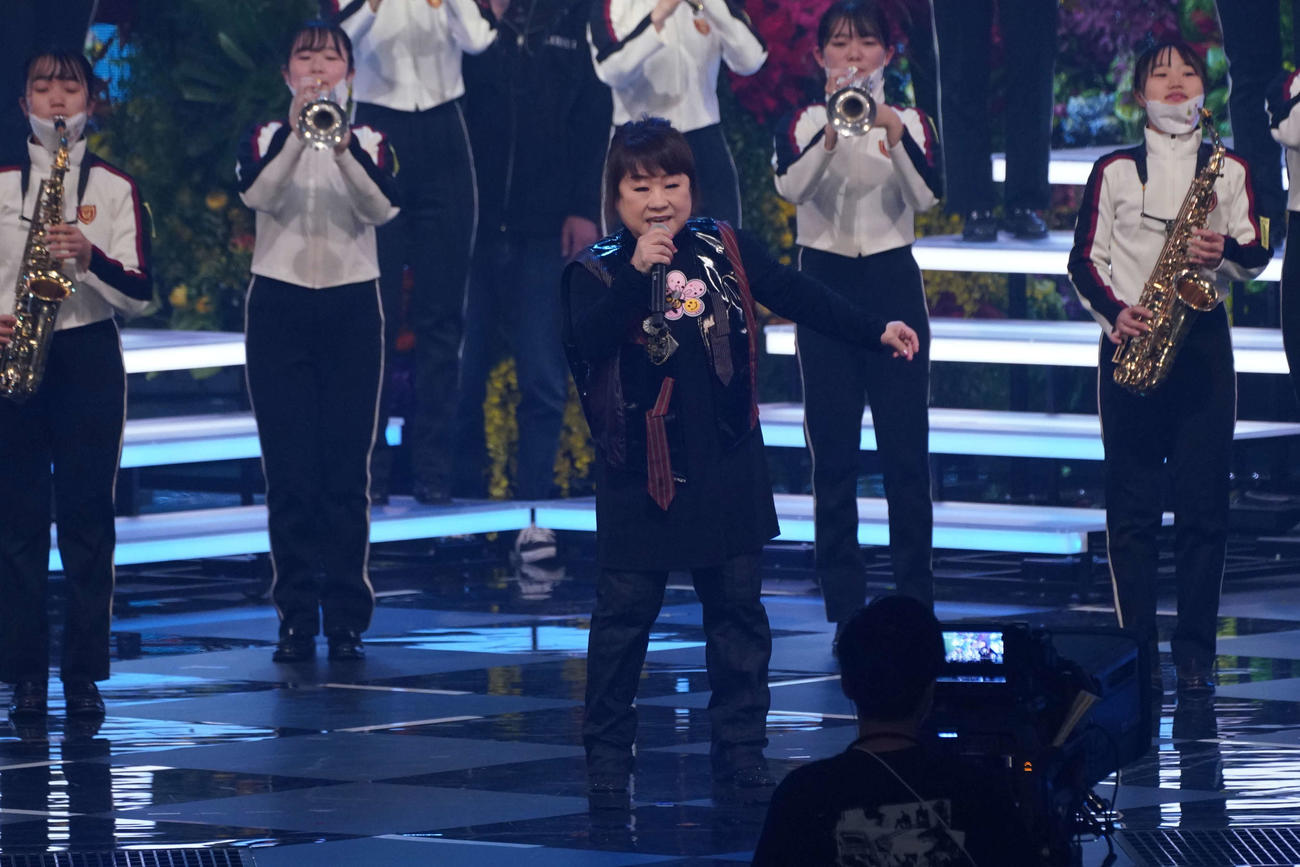 リハーサルを行う天童よしみ（C）NHK