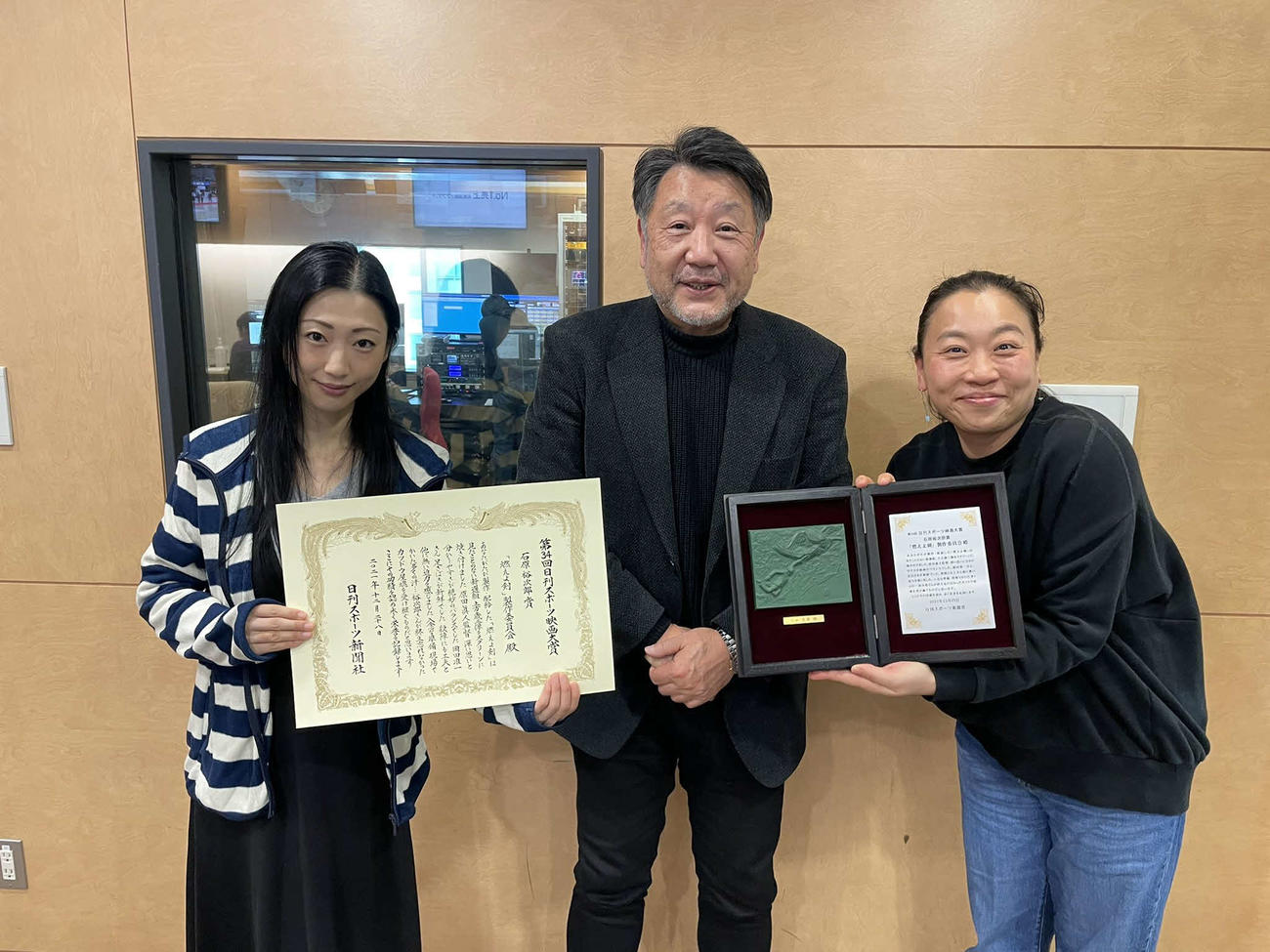 石原裕次郎賞を受賞した「燃えよ剣」でメガホンを取った原田眞人監督（中央）はラジオ番組で壇蜜（左）いとうあさこから祝福された（文化放送提供）