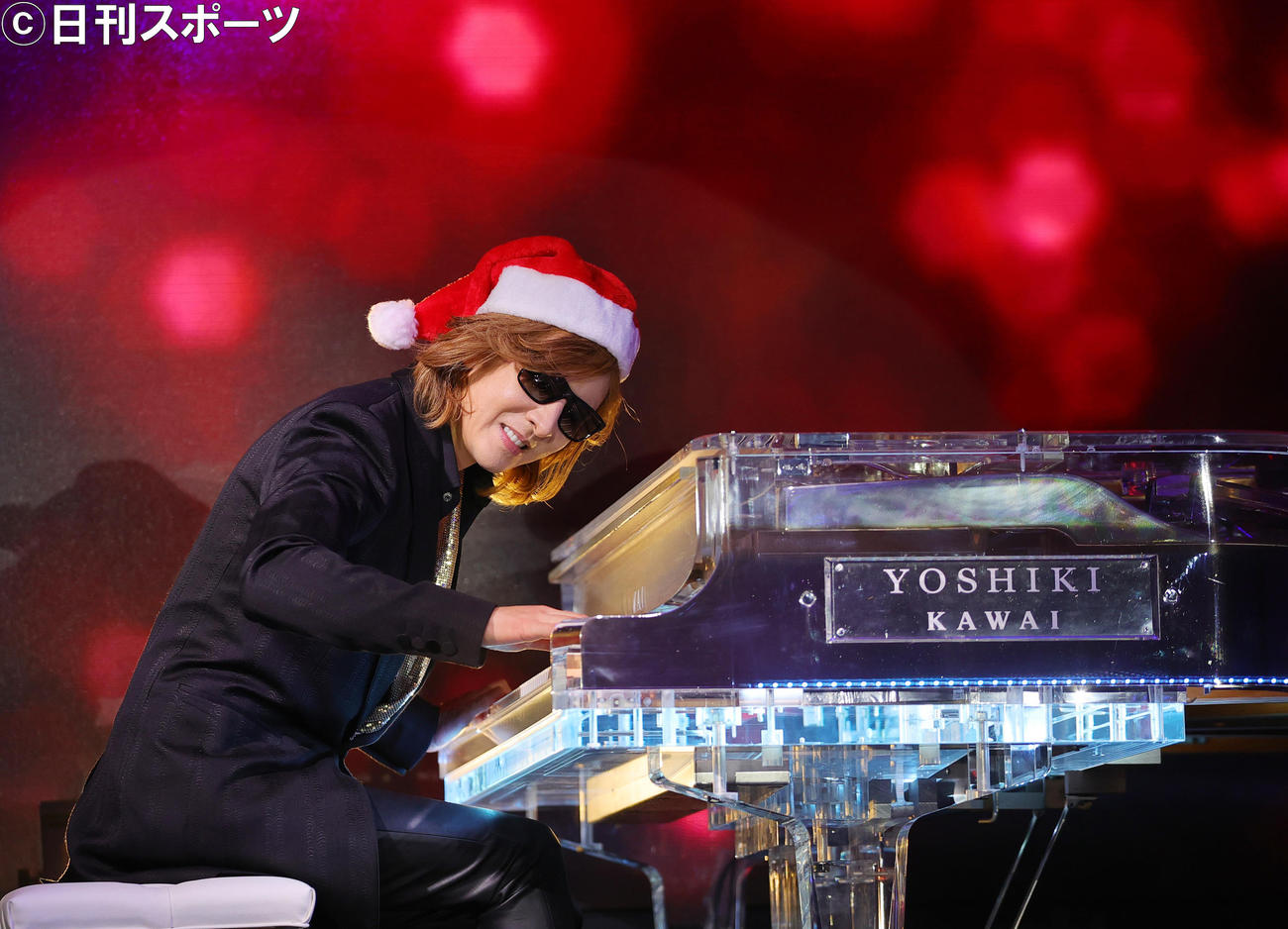 プレミアムディナーショー発表記者会見で、サンタクロースの帽子をかぶりピアノを弾くYOSHIKI（2021年12月撮影）