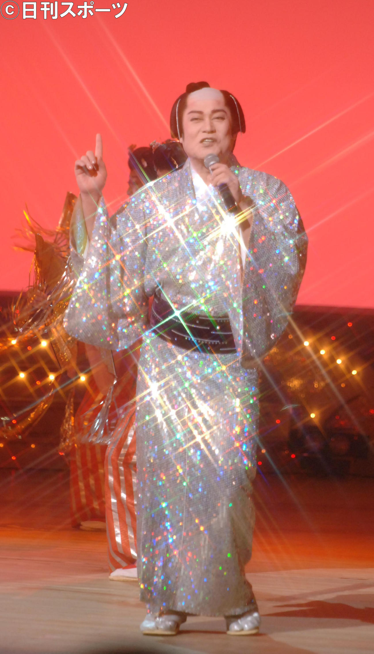 マツケンサンバ・ツアーファイナルコンサートで熱唱する松平健（2006年9月撮影）