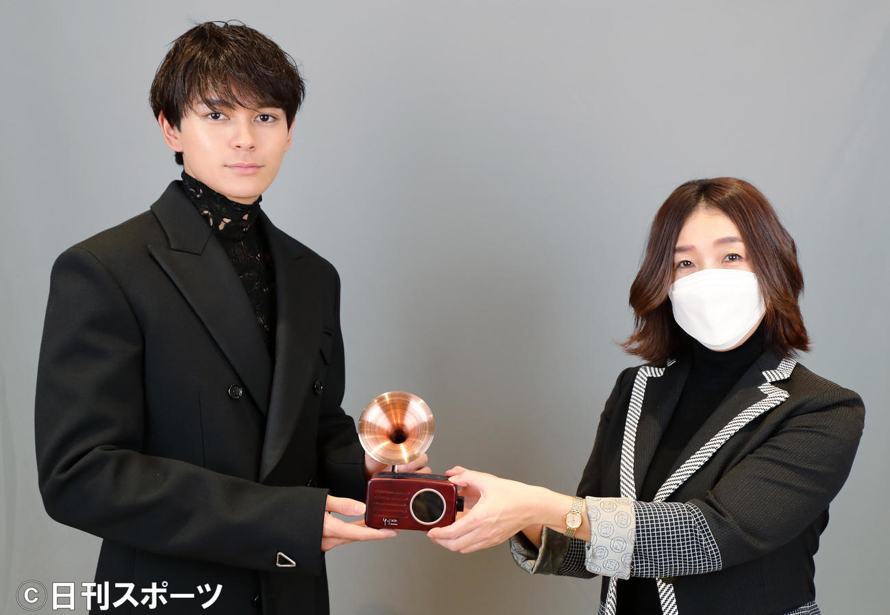 日刊スポーツ映画大賞石原裕次郎新人賞を受賞した真栄田郷敦（左）はテイチクの松尾佐和子取締役からオルゴールを贈られる（撮影・浅見桂子）